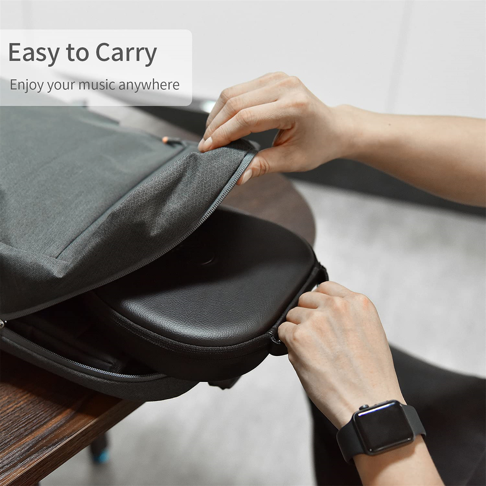 Hände legen eine Hülle mit Kopfhörern in einen grauen Rucksack.