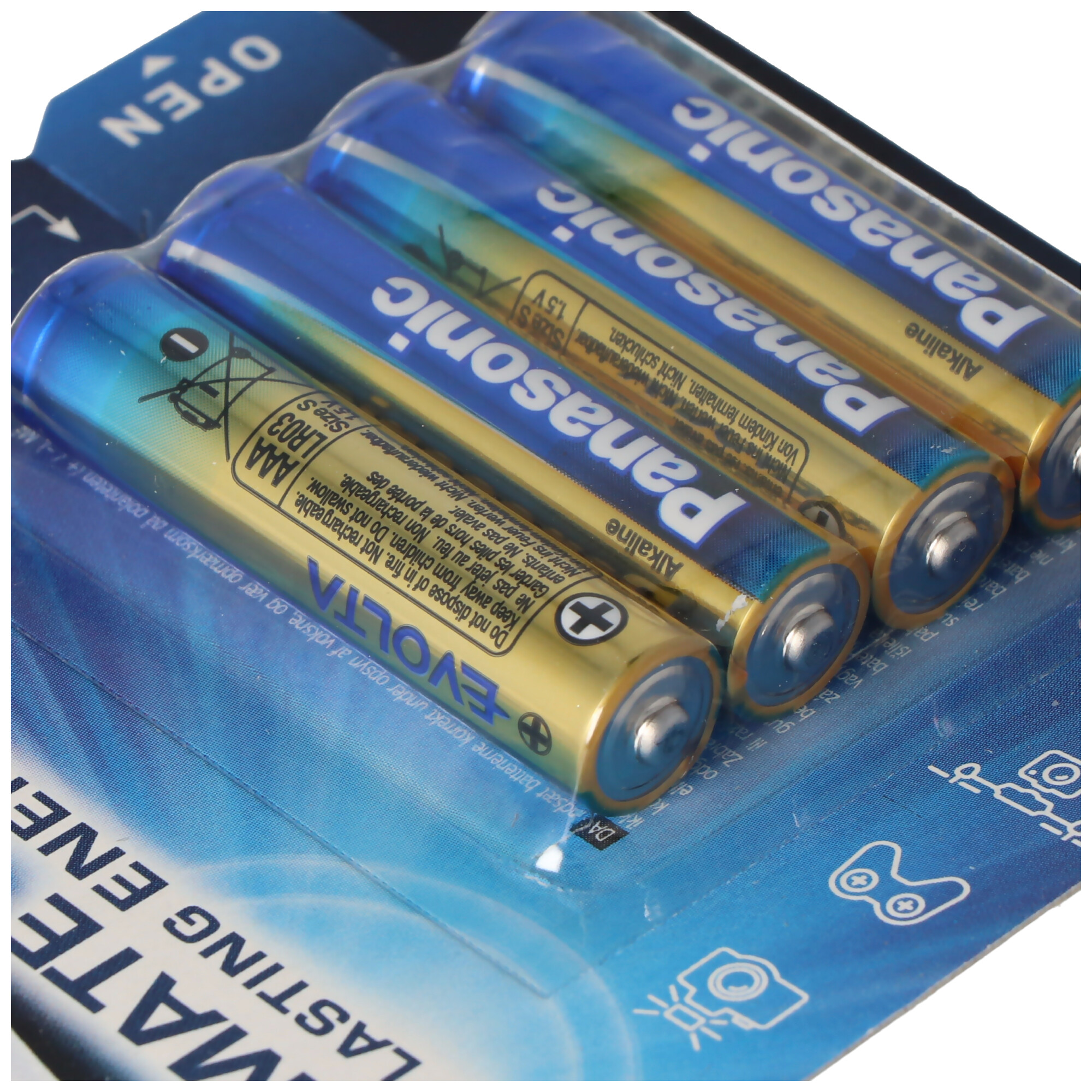 Eine Packung mit vier Batterien. Die Batterien sind blau und gold.
