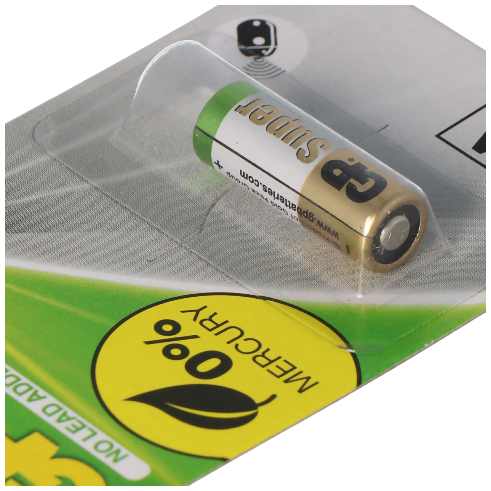 Primo piano di una batteria in un blister. Ha una combinazione di colori verde e oro.