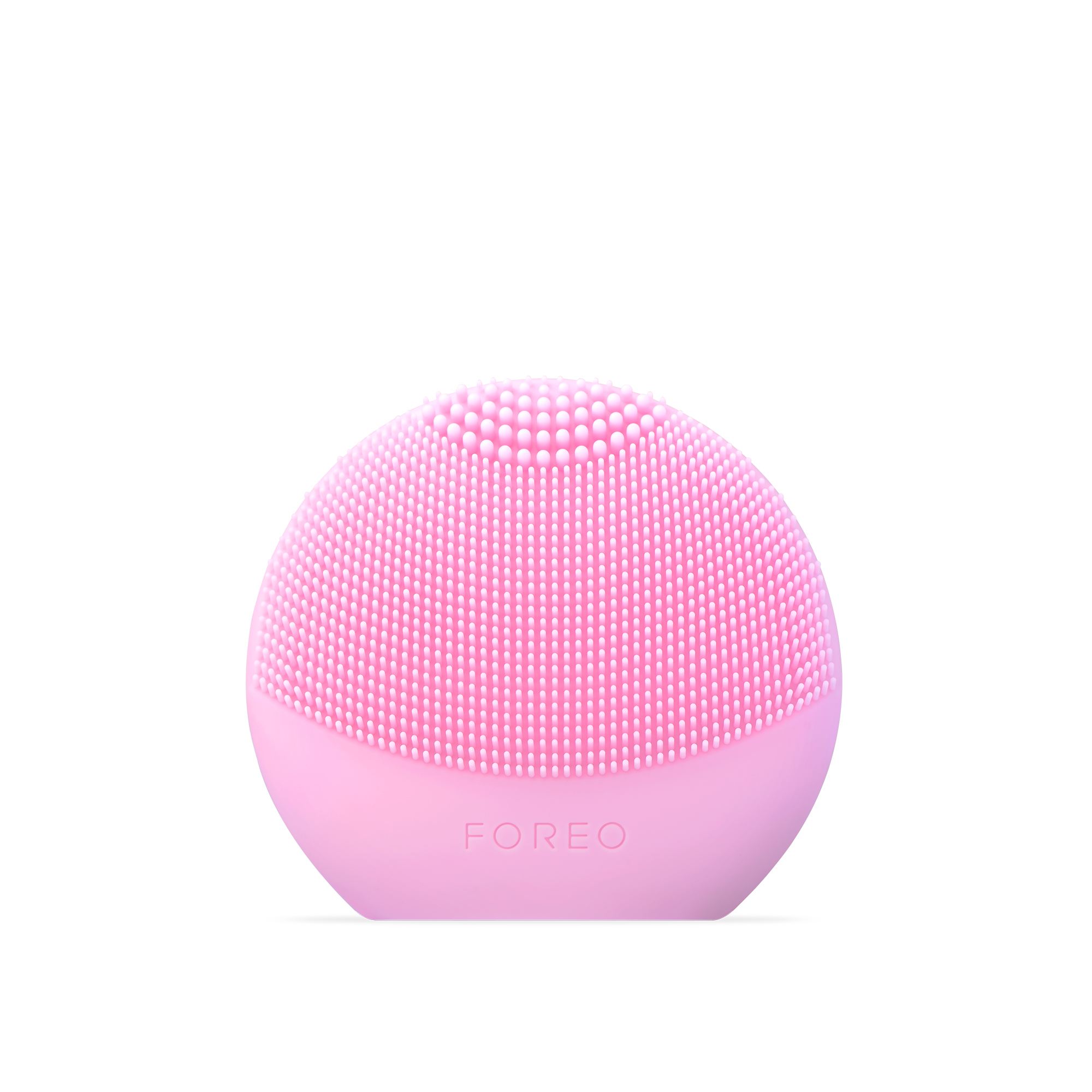 Cepillo de limpieza facial rosa con el logo FOREO. Forma redonda con muchas cerdas pequeñas. Fondo blanco.