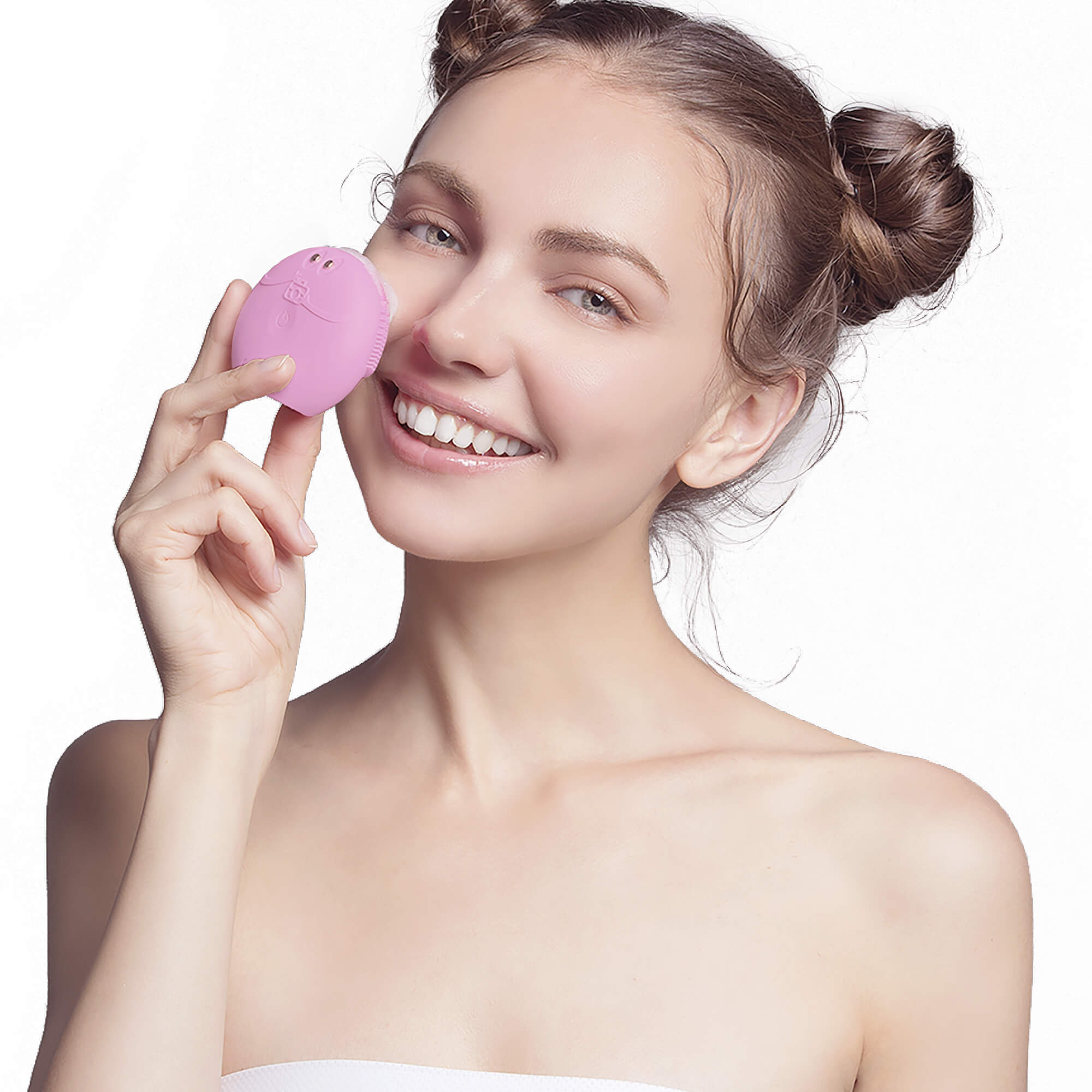 Mujer usando un dispositivo rosa de limpieza facial. Sonríe. Fondo blanco.