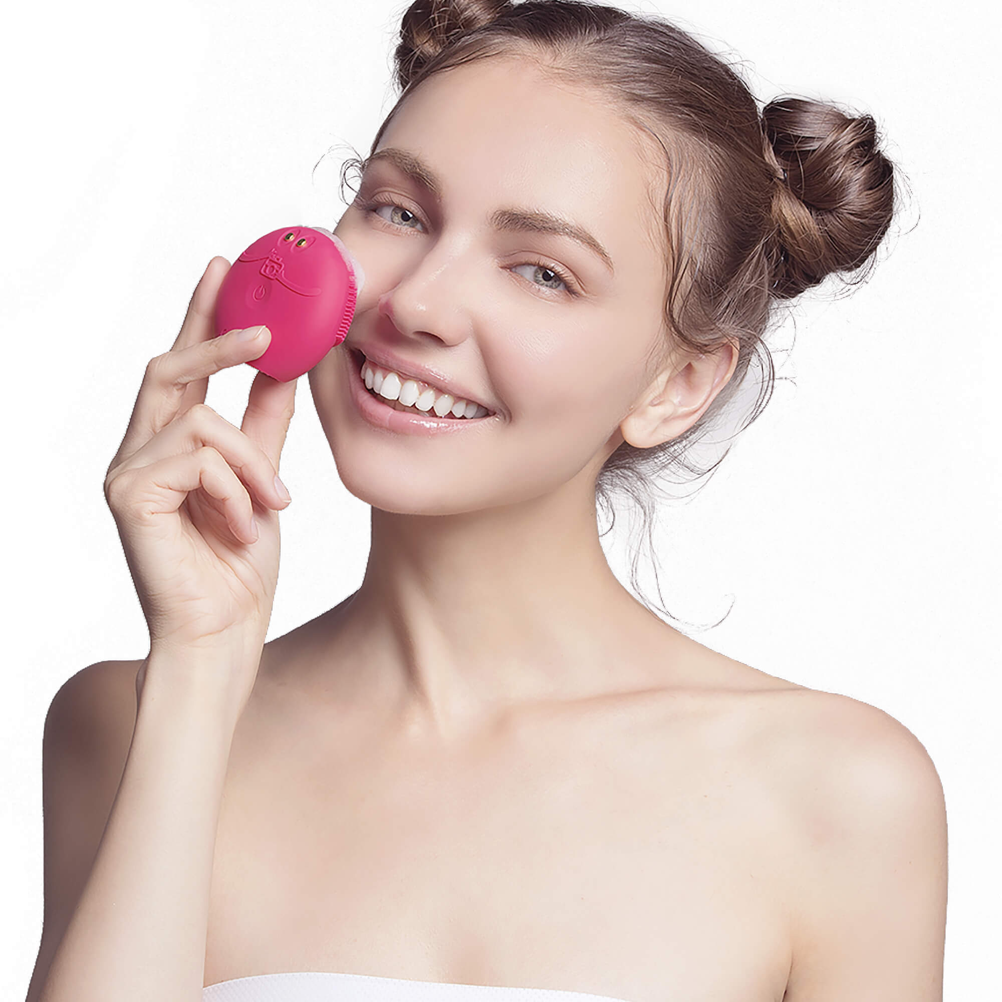 Una donna sorridente che tiene un dispositivo rosa per la pulizia del viso sulla guancia.