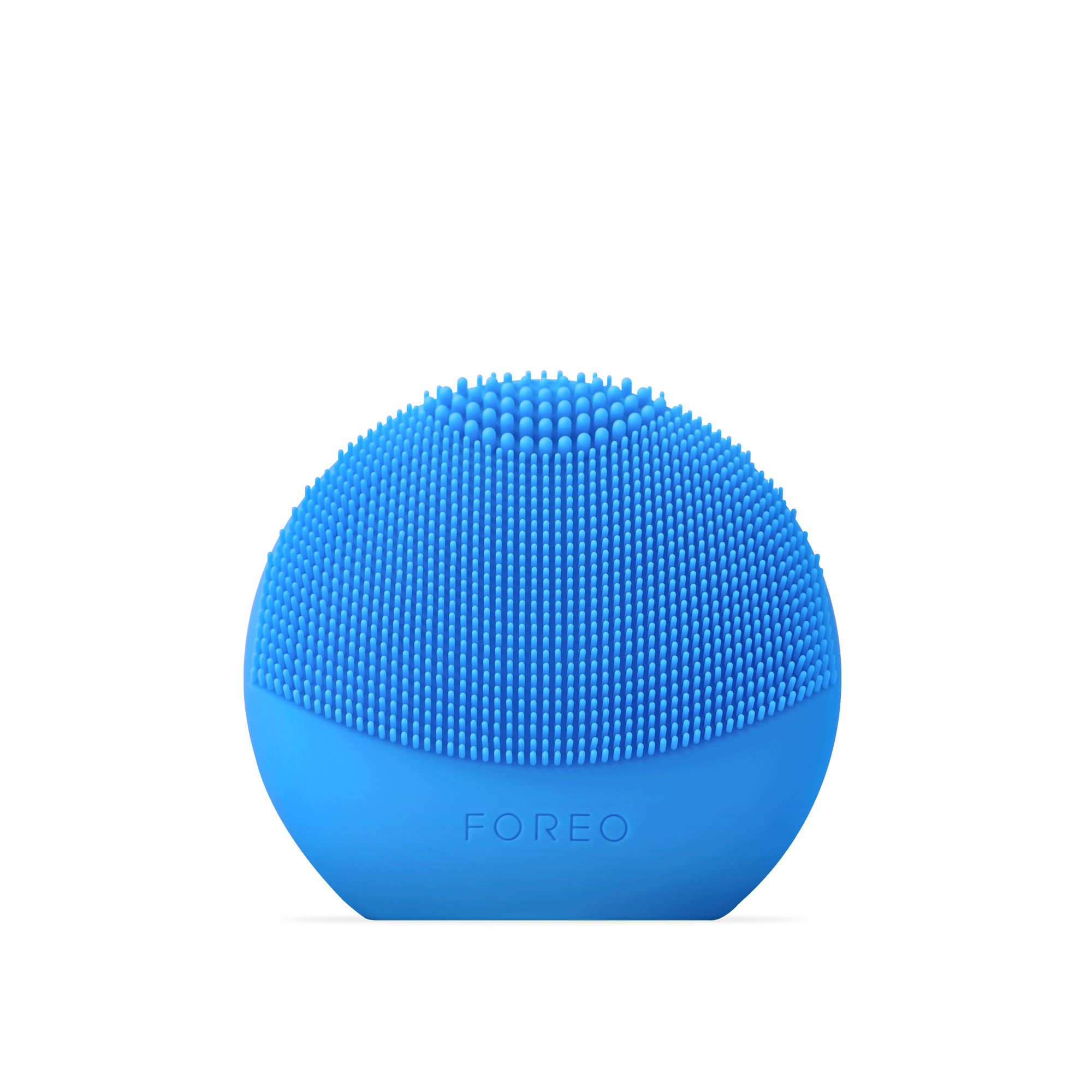 Un dispositivo per la pulizia del viso Foreo Luna blu. Ha una forma arrotondata con setole.