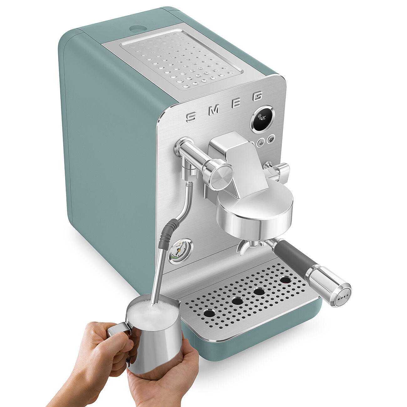 Eine türkisfarbene SMEG Espressomaschine, in die eine Hand Milch in einen Edelstahlkrug schäumt.