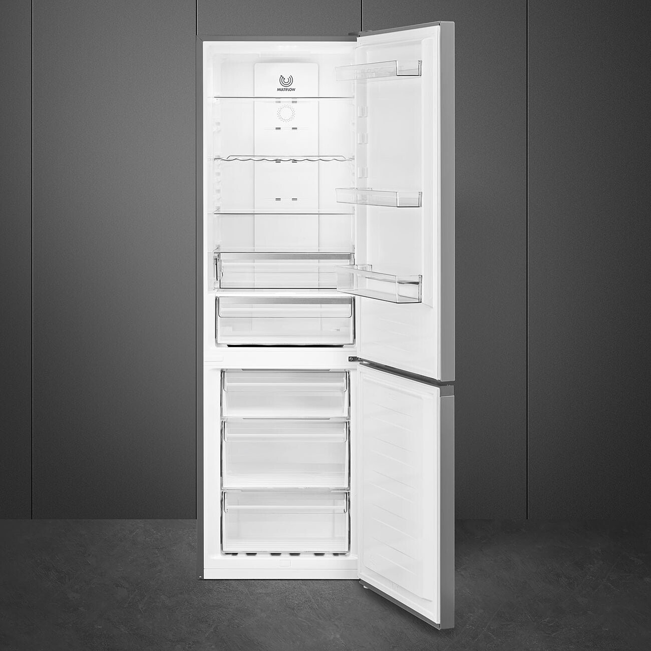 Frigorifero Smeg aperto. Interno con ripiani, cassetti e oggetti all'interno.