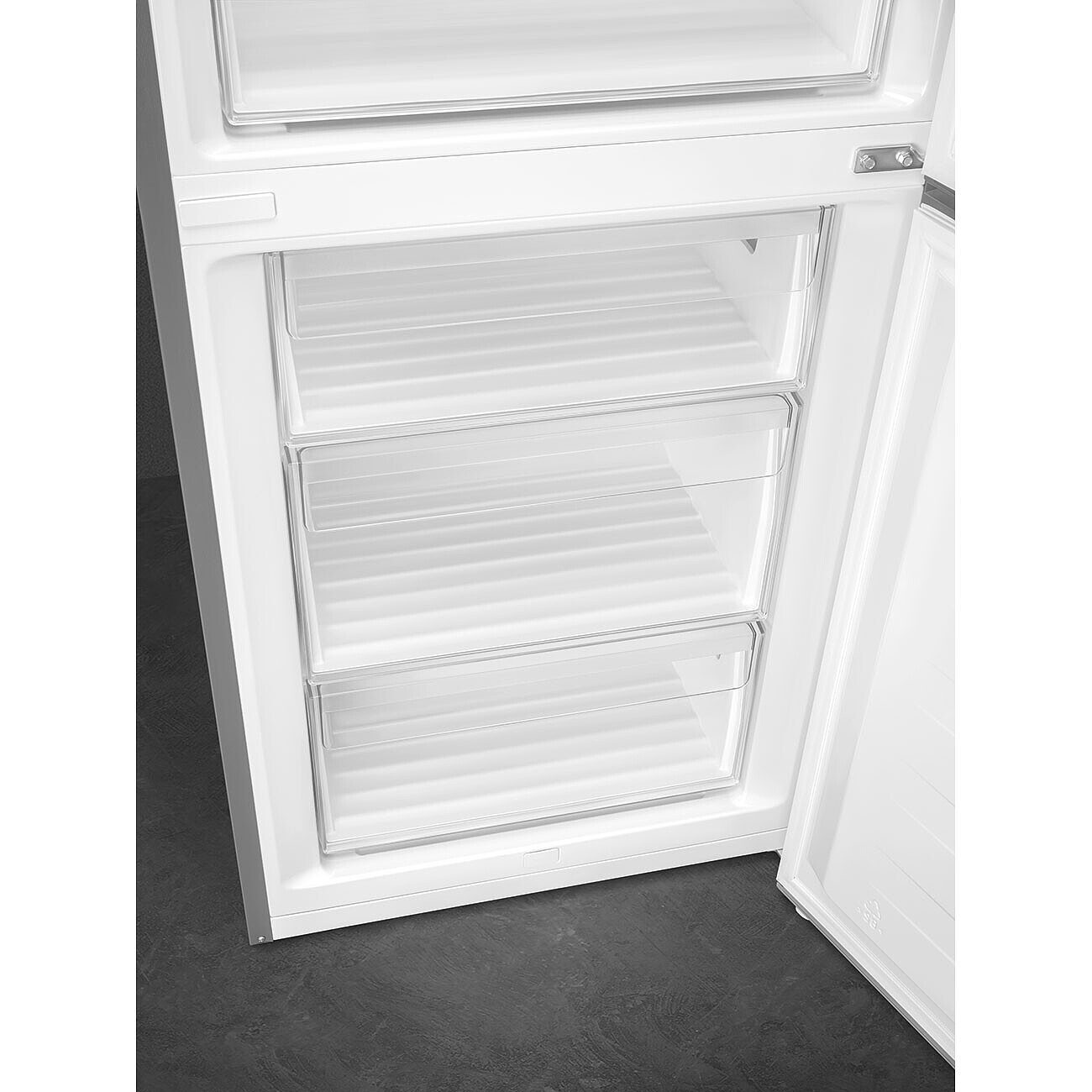 Biała lodówka z trzema przezroczystymi szufladami.