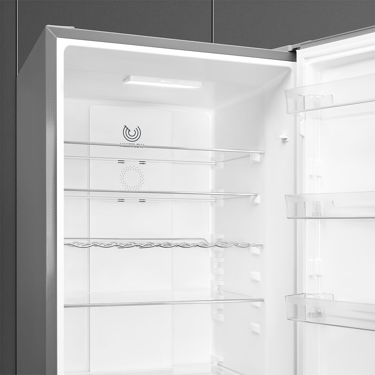 Widok wnętrza lodówki z półkami. Otwarte drzwi. Białe wnętrze ze światłem LED. Puste półki.