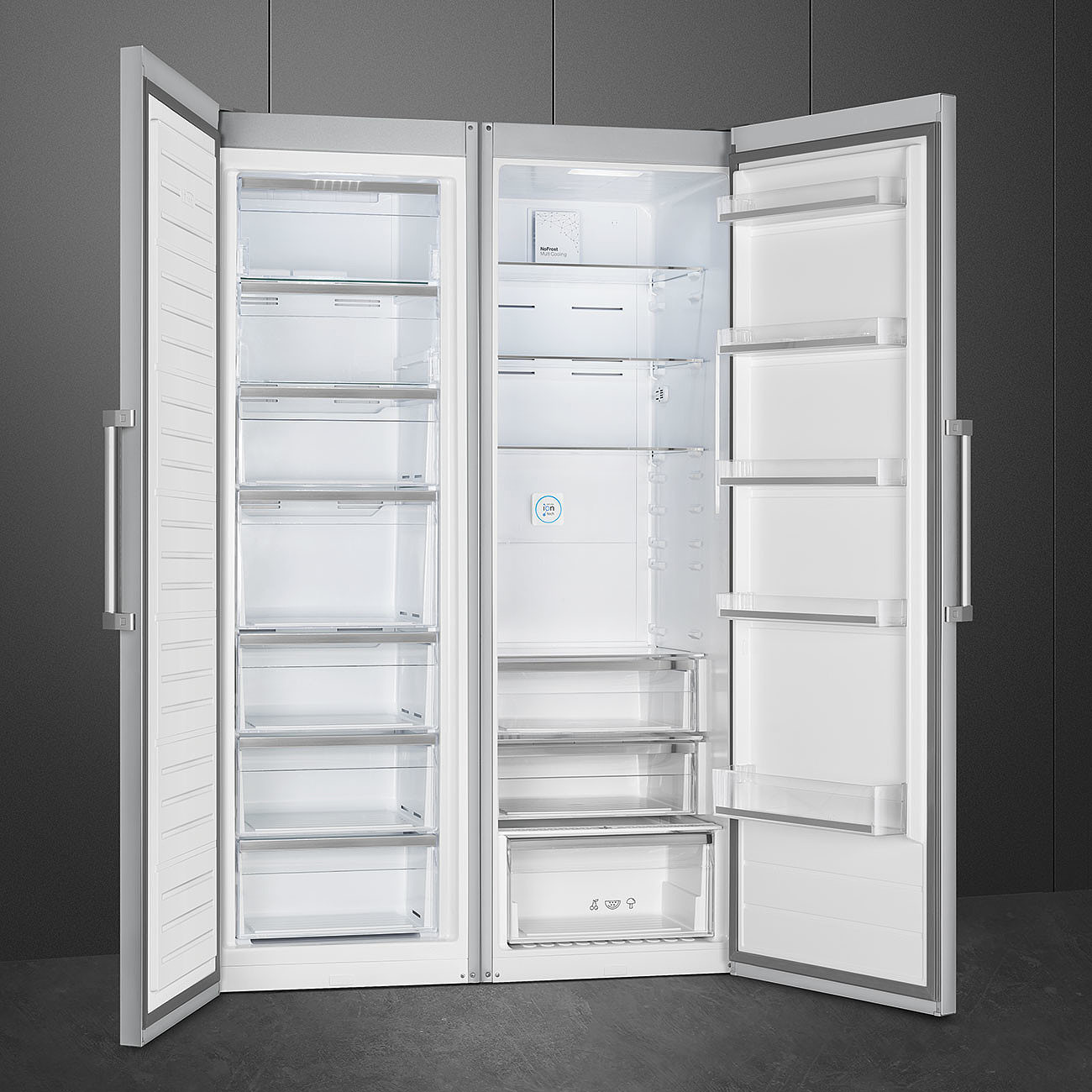 Interior de refrigerador, abierto, con estantes y cajones transparentes. Fondo gris.
