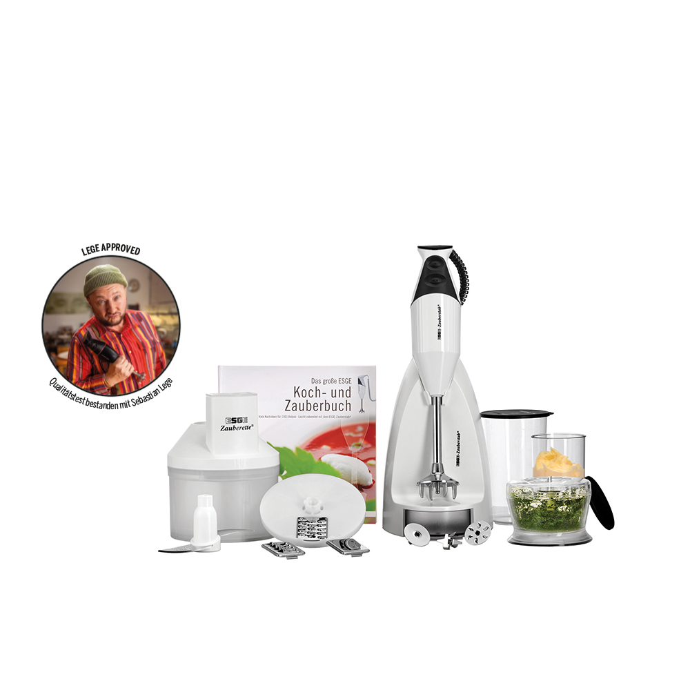 Biały robot kuchenny z akcesoriami i osobą w fartuchu.