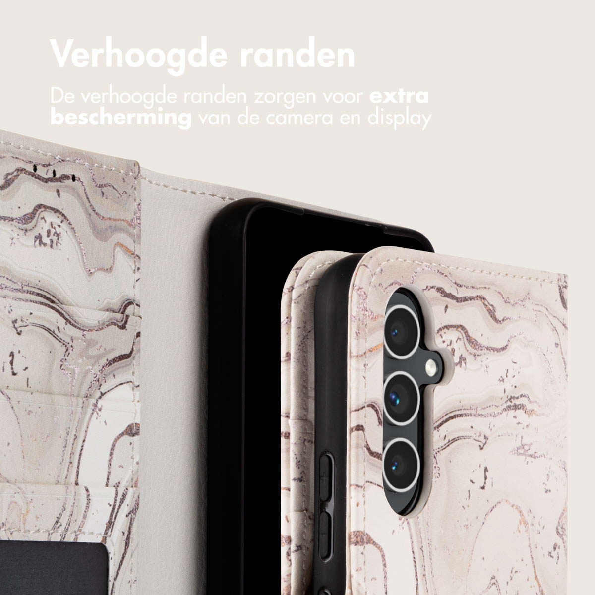 Gros plan sur l'étui du téléphone. L'étui est en marbre, avec un téléphone noir à l'intérieur.