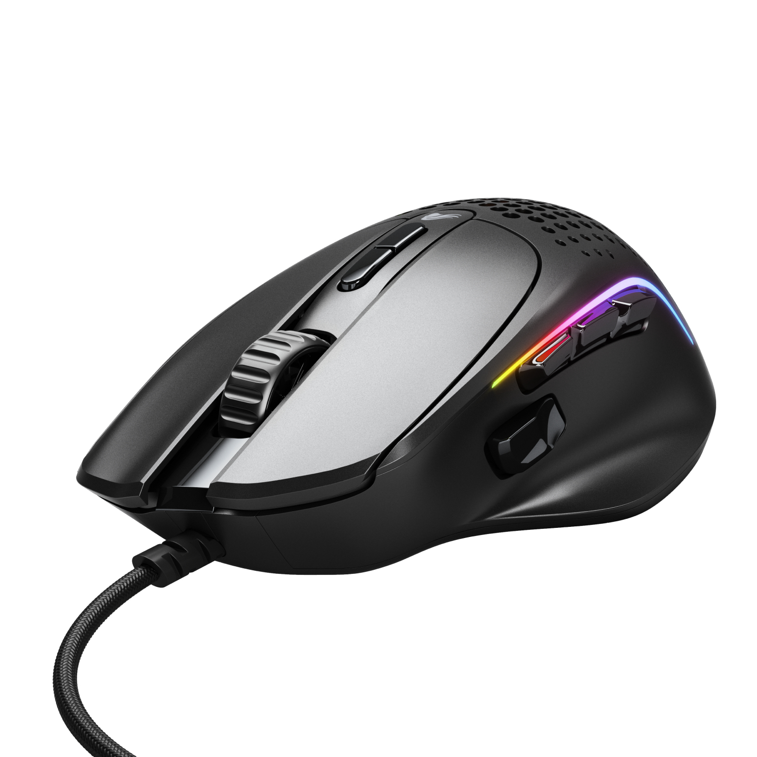 Un mouse da gioco nero con rotella e pulsanti laterali. Il cavo è nero. Sfondo bianco.