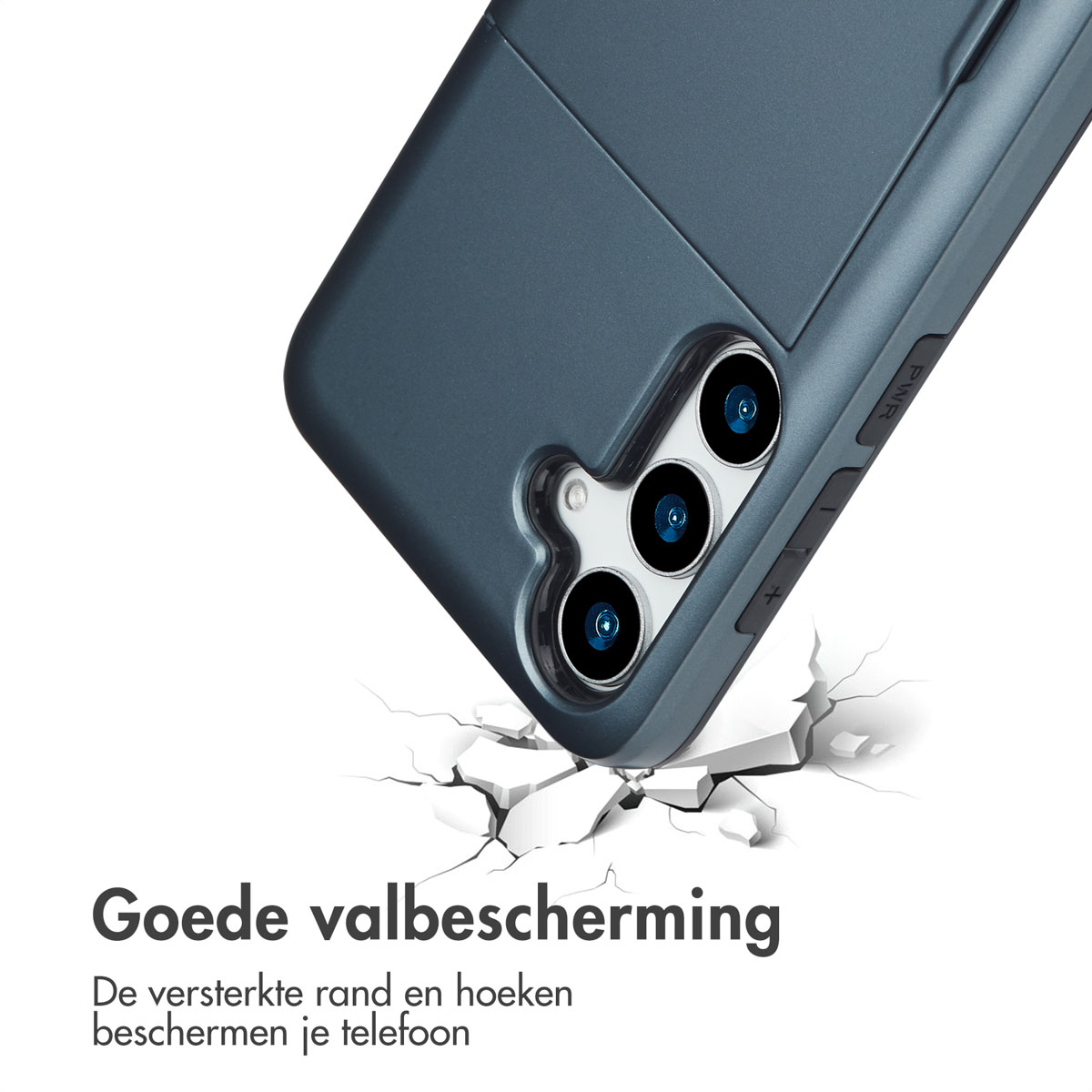 Telefoonhoesje met kaartsleuf, donkerblauw, scheuren en tekst in het Nederlands.