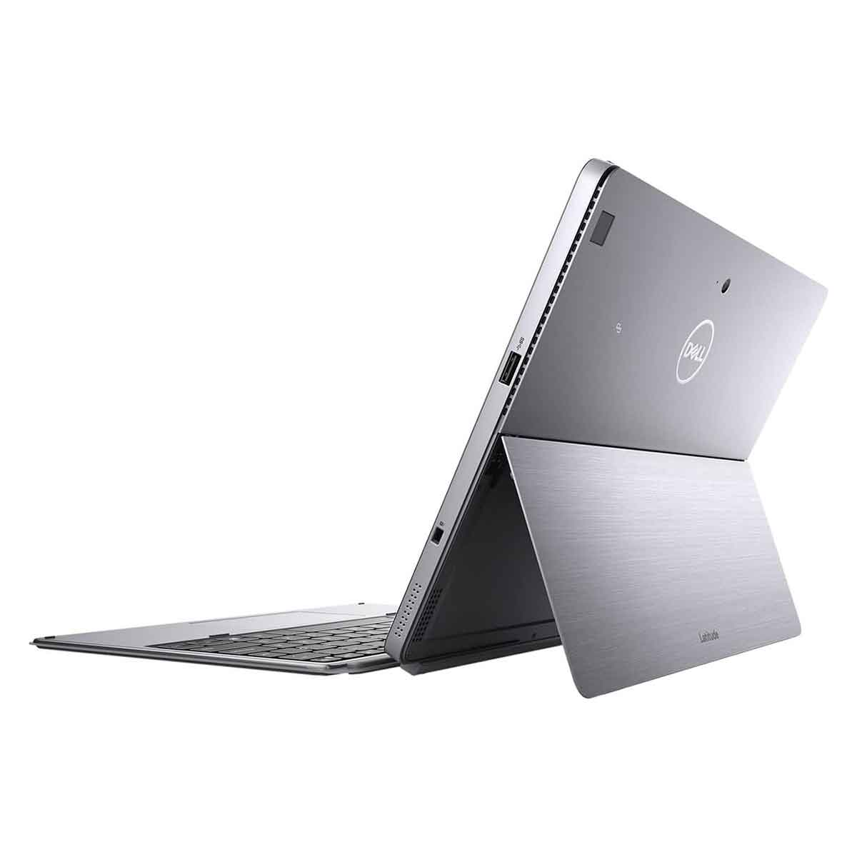 Srebrny laptop z ekranem i klawiaturą, widok z perspektywy, na białym tle.