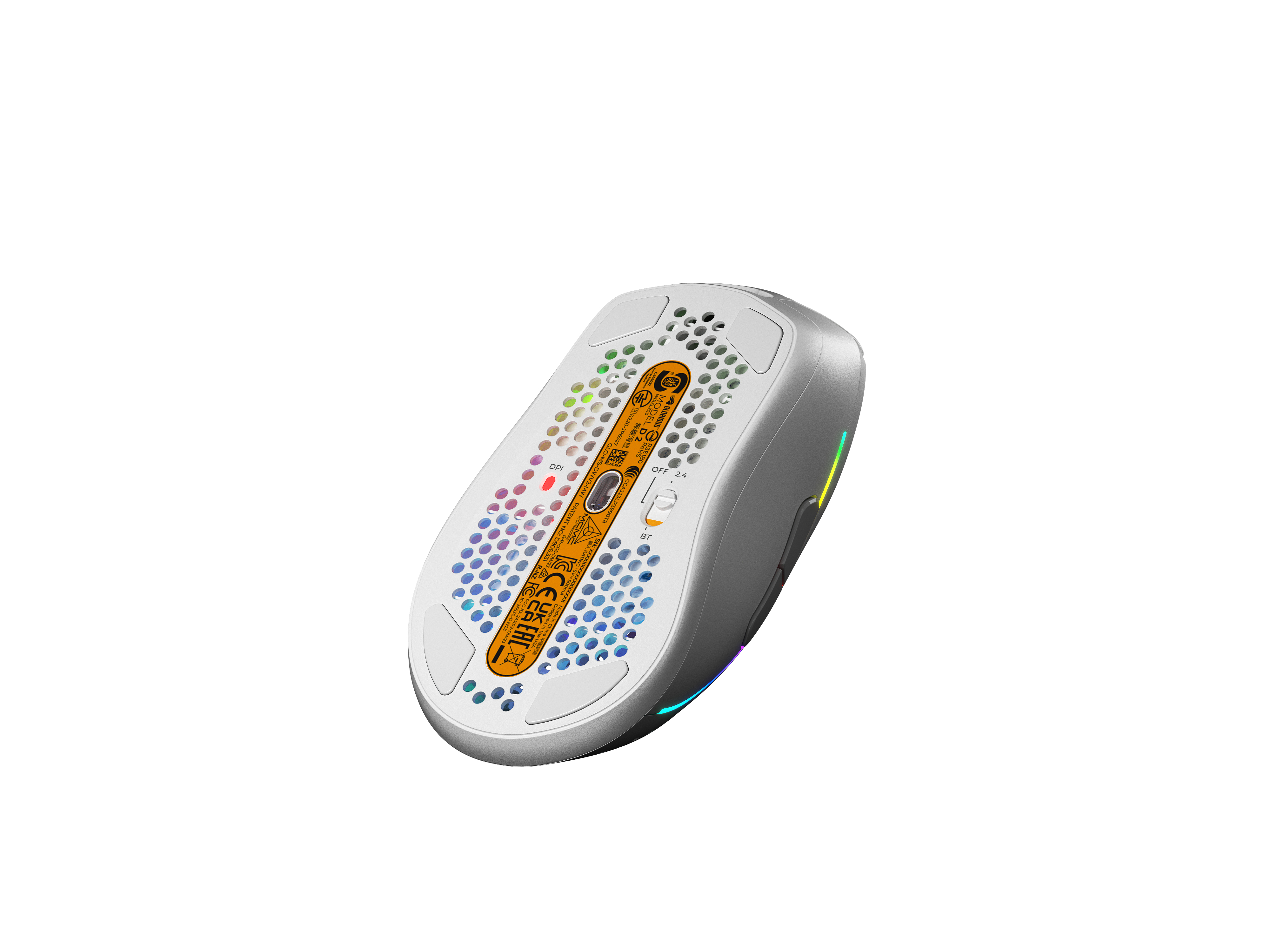 Spód szarej myszy z kolorowymi światłami LED. Znajduje się na białym tle.