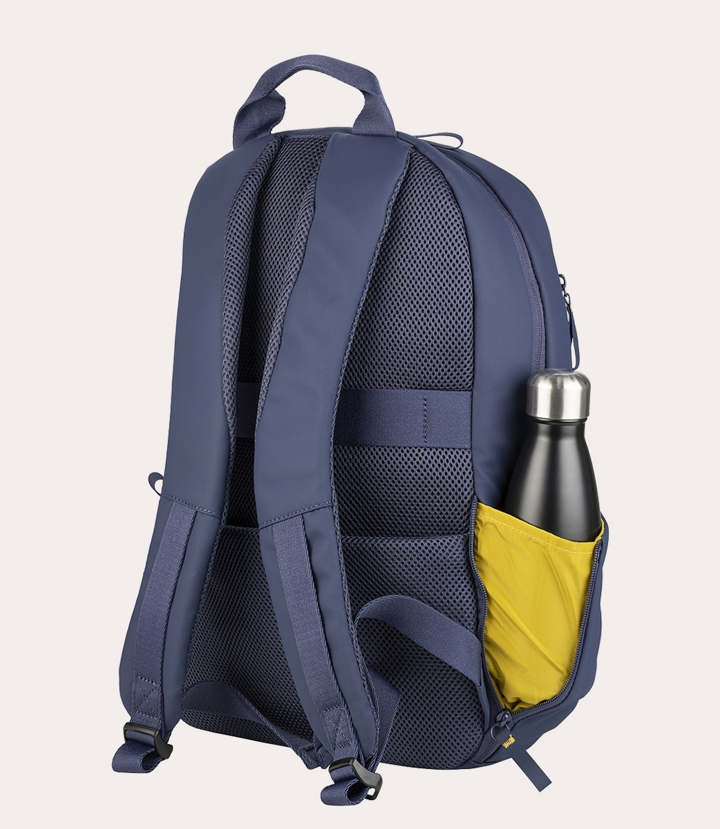 Zaino blu navy con una bottiglia d'acqua nera nella tasca laterale con fodera gialla.