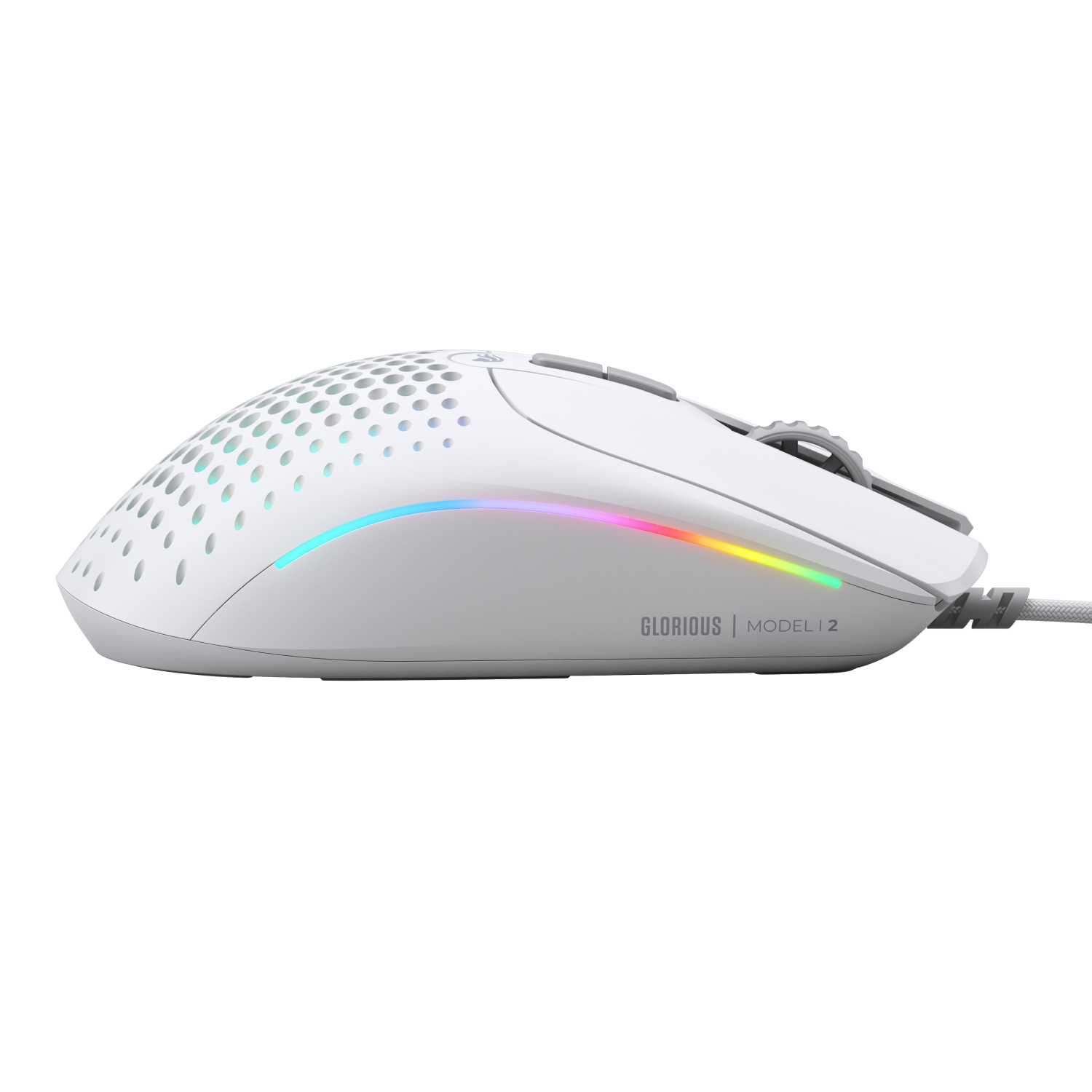 Un mouse da gioco bianco con un design a nido d'ape e illuminazione RGB. Ha un cavo.