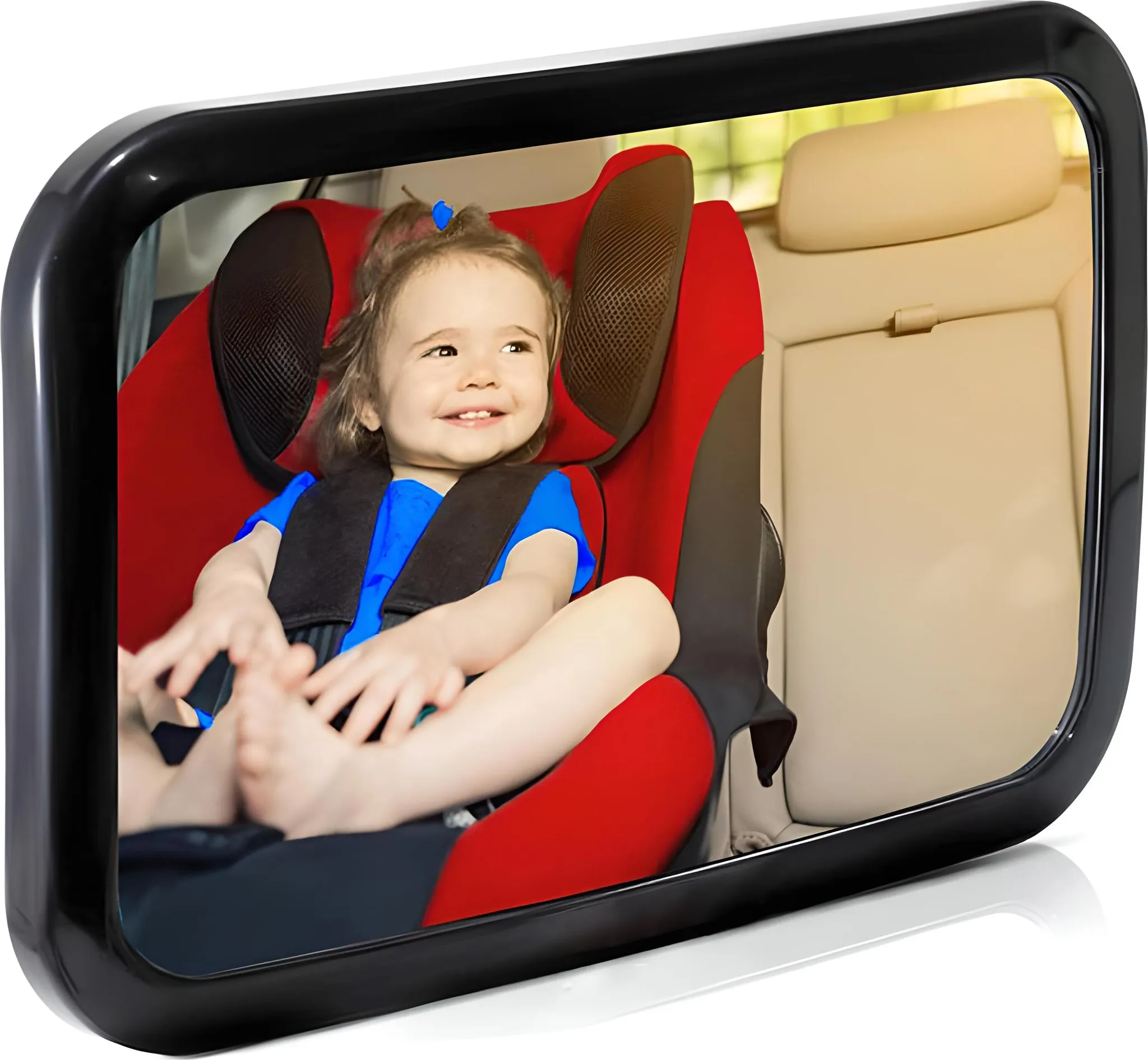 Ein Autospiegel, der ein Kind in einem Autositz zeigt. Das Kind lächelt und der Sitz ist rot mit schwarzem Rahmen.
