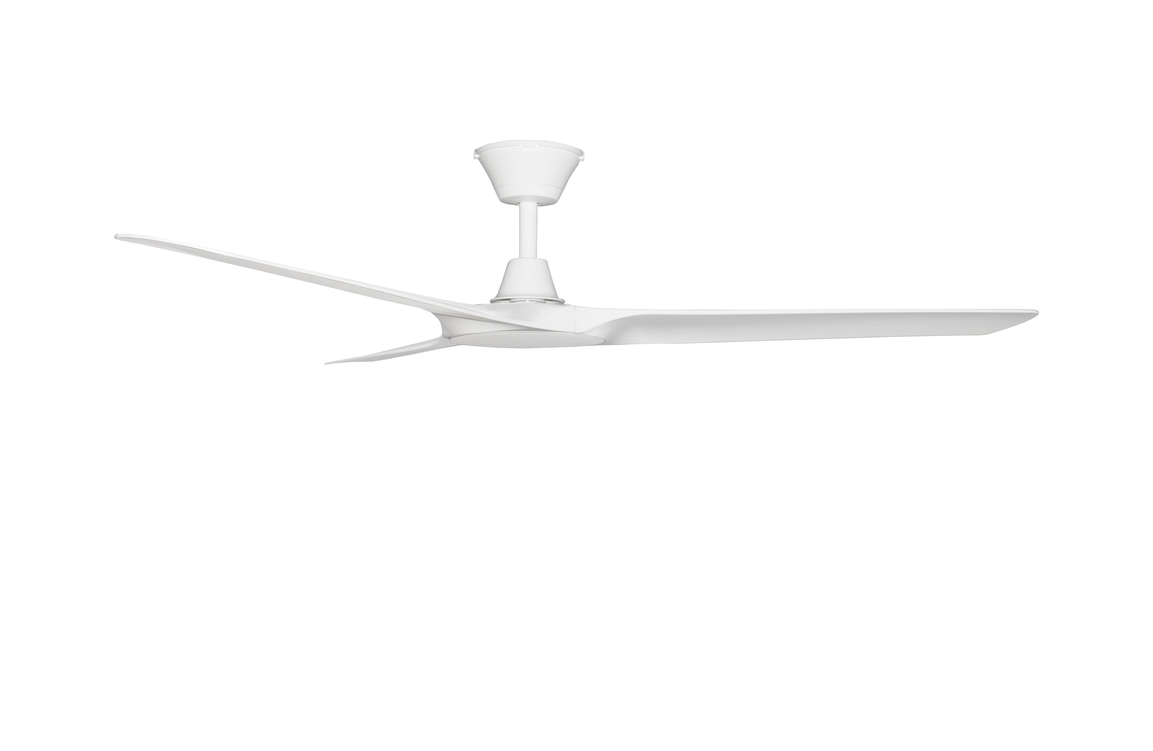 Ein weißer Deckenventilator mit drei Flügeln. Die Flügel sind lang und gebogen. Der Ventilator befindet sich auf weißem Hintergrund.