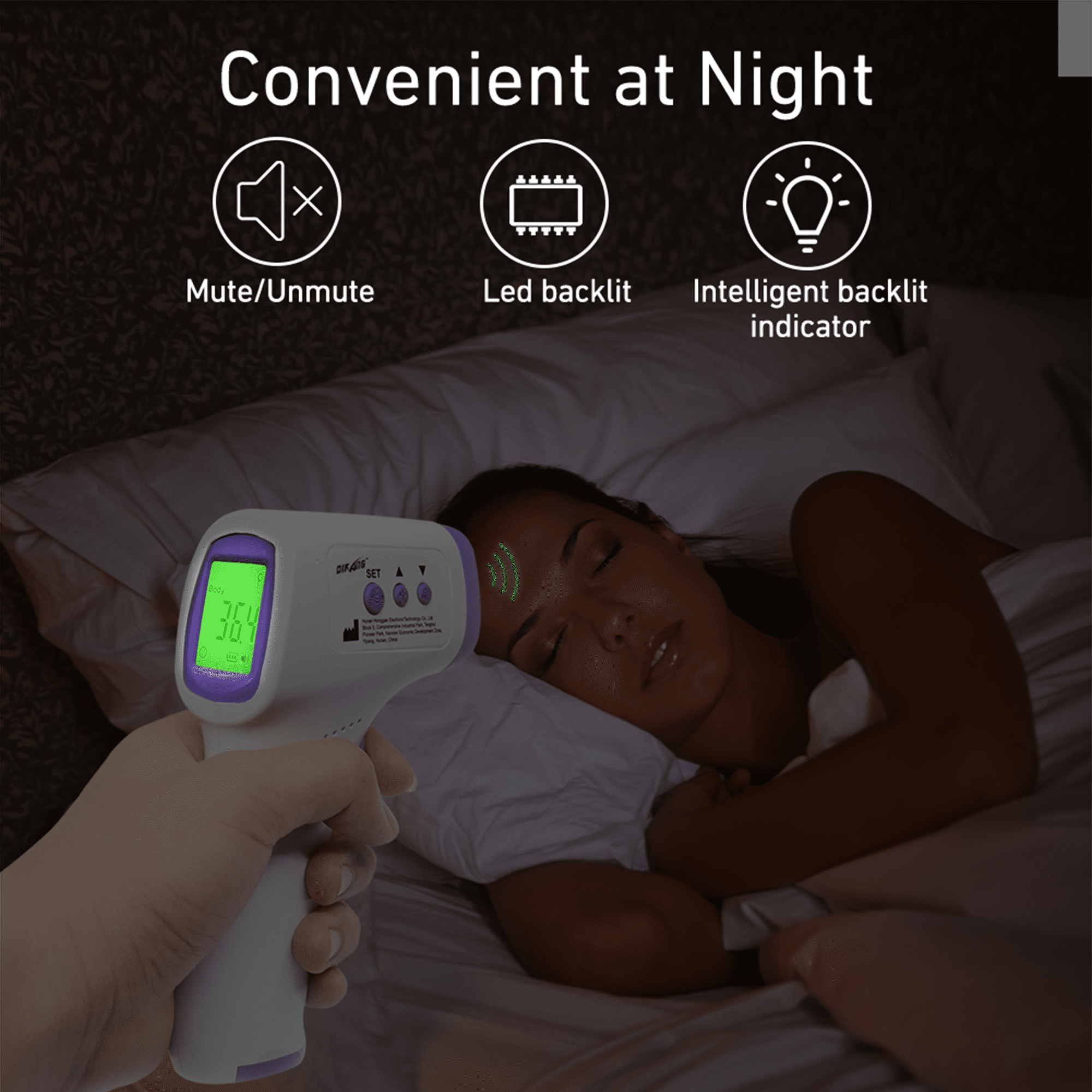 Eine Hand hält nachts ein Thermometer mit Symbolen für Stummschaltung, LED und Anzeige.