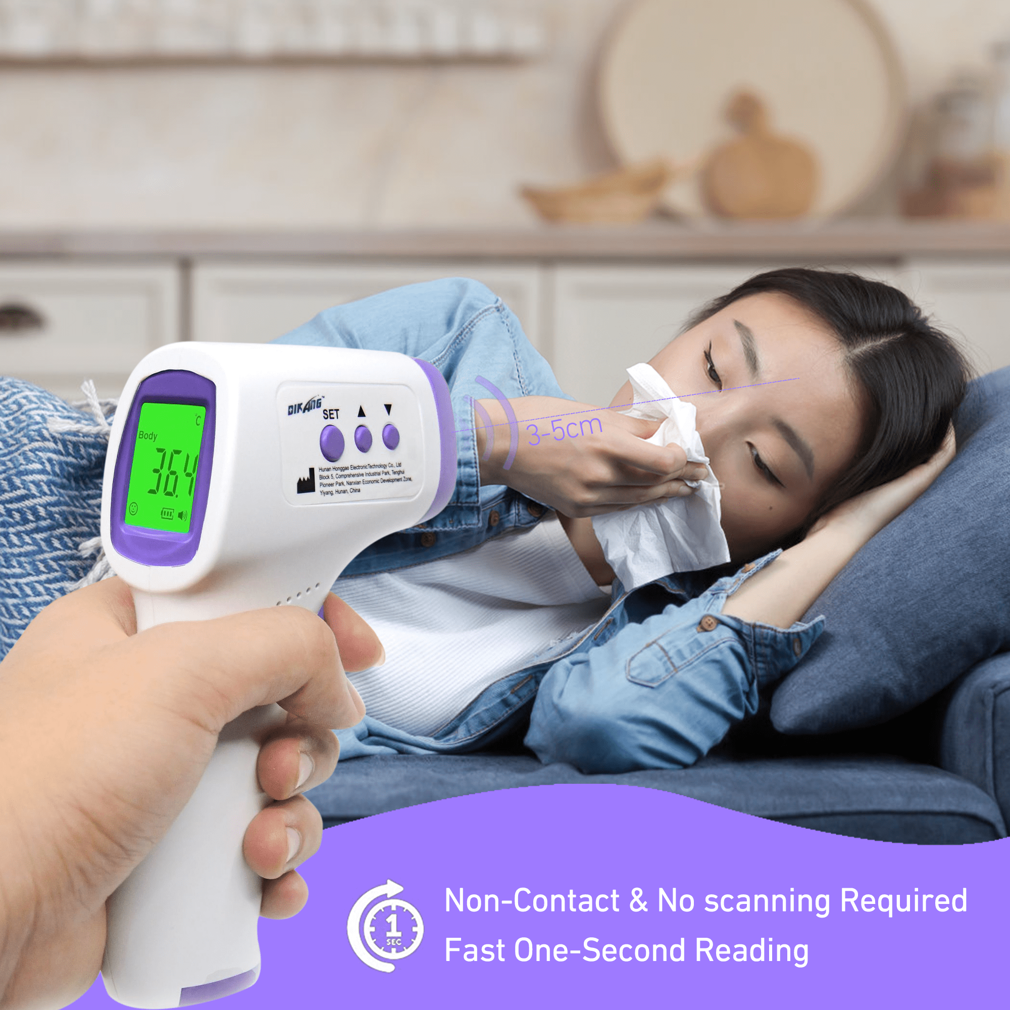 Eine Frau benutzt ein Stirnthermometer. Das Thermometer zeigt eine Temperatur von 36,4 Grad Celsius an.
