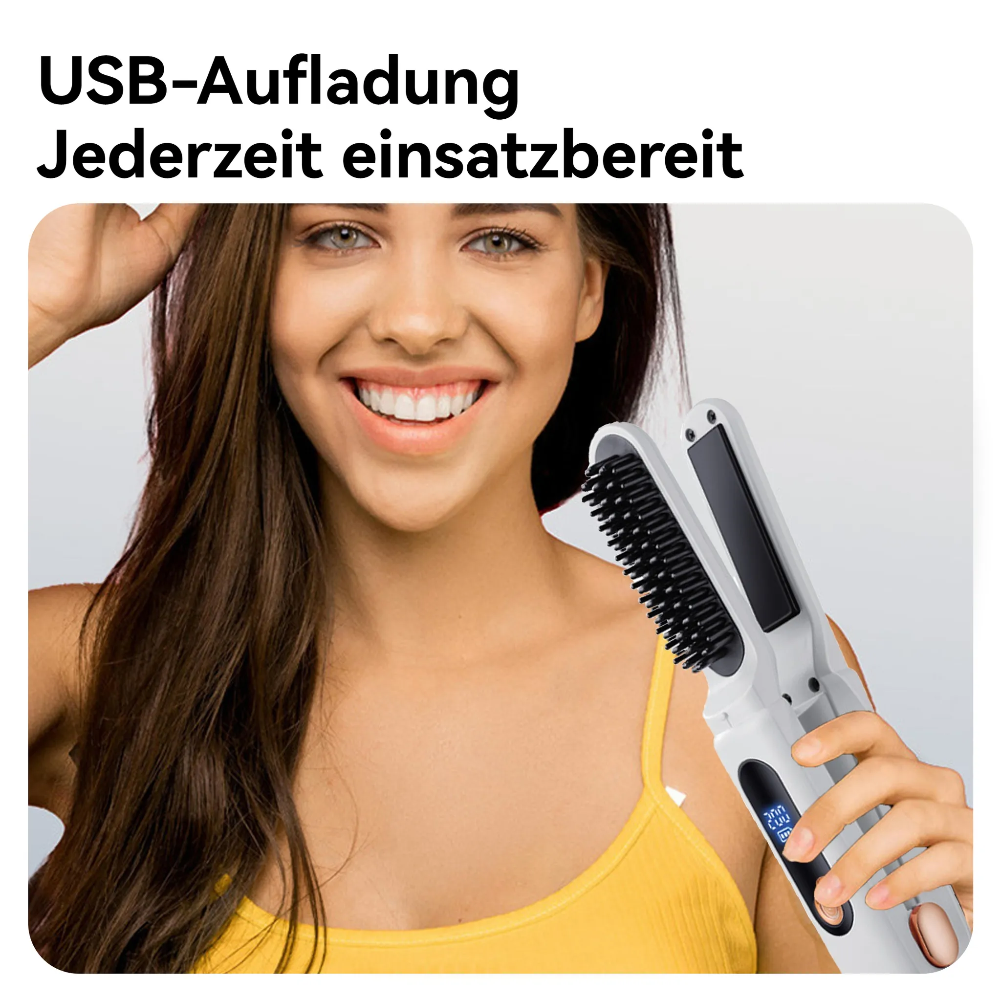Lächelnde Frau, die eine Haarglättungsbürste benutzt, mit gelbem Oberteil.