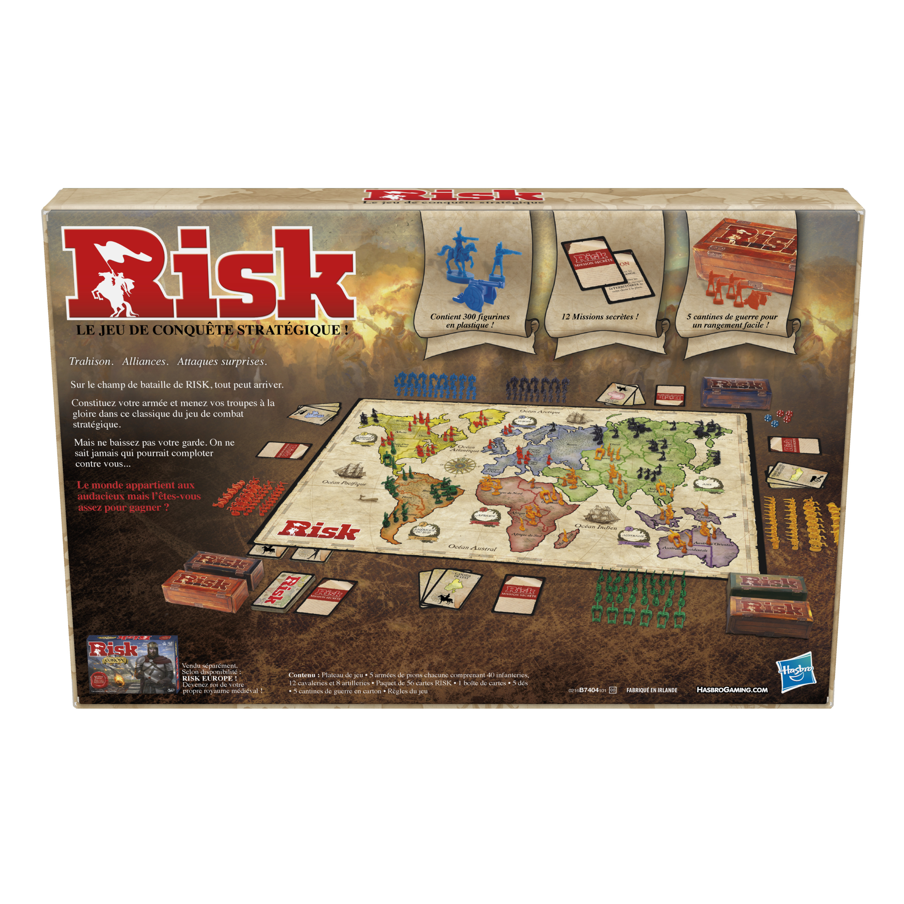 Scatola del gioco da tavolo Risk. La scatola è marrone con tabellone e testo. Alcuni pezzi del gioco sono visibili.