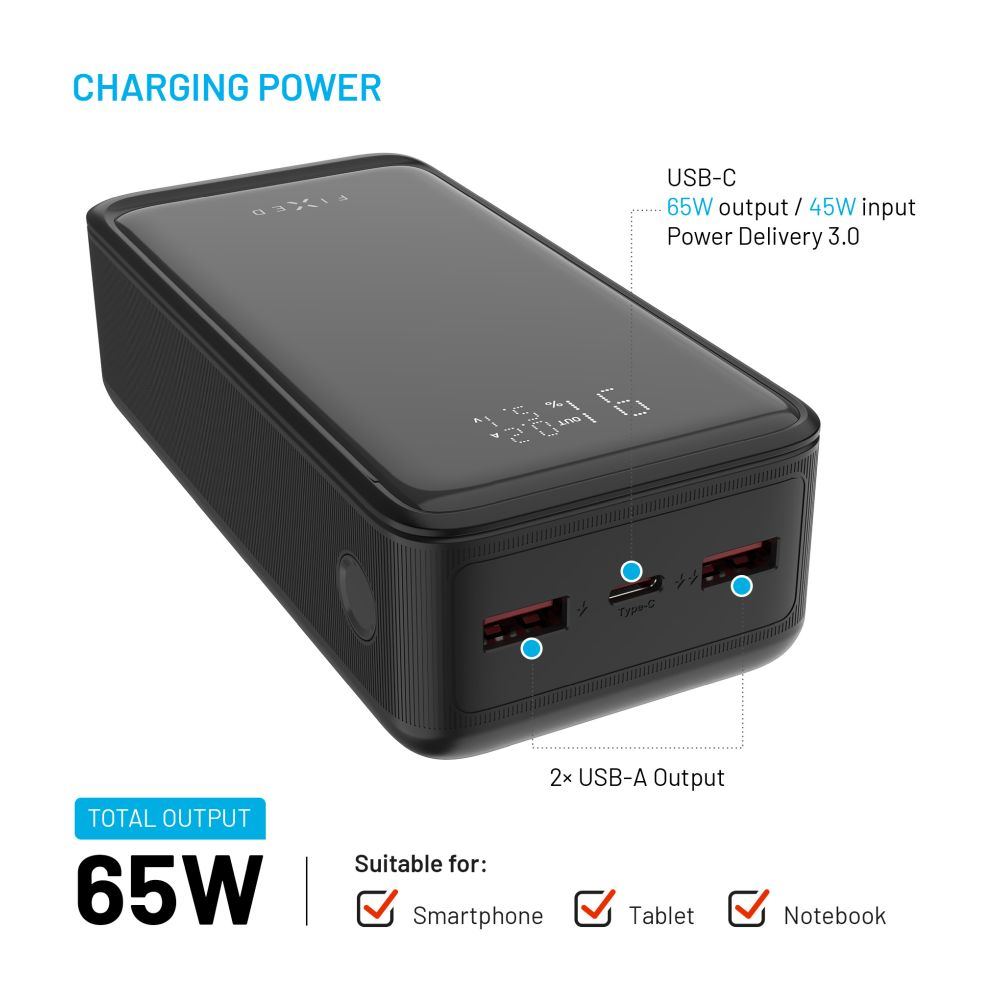 Schwarze Powerbank mit USB-Anschlüssen. Sie hat eine Digitalanzeige. Die Powerbank ist auf weißem Grund.