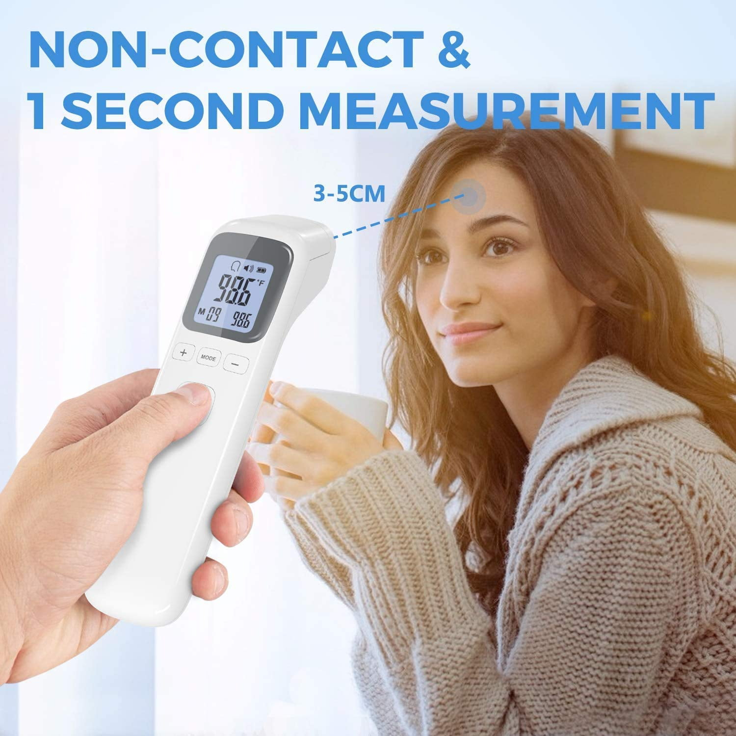 Die Stirn einer Frau wird mit einem berührungslosen Thermometer gemessen. Das Gerät ist weiß.