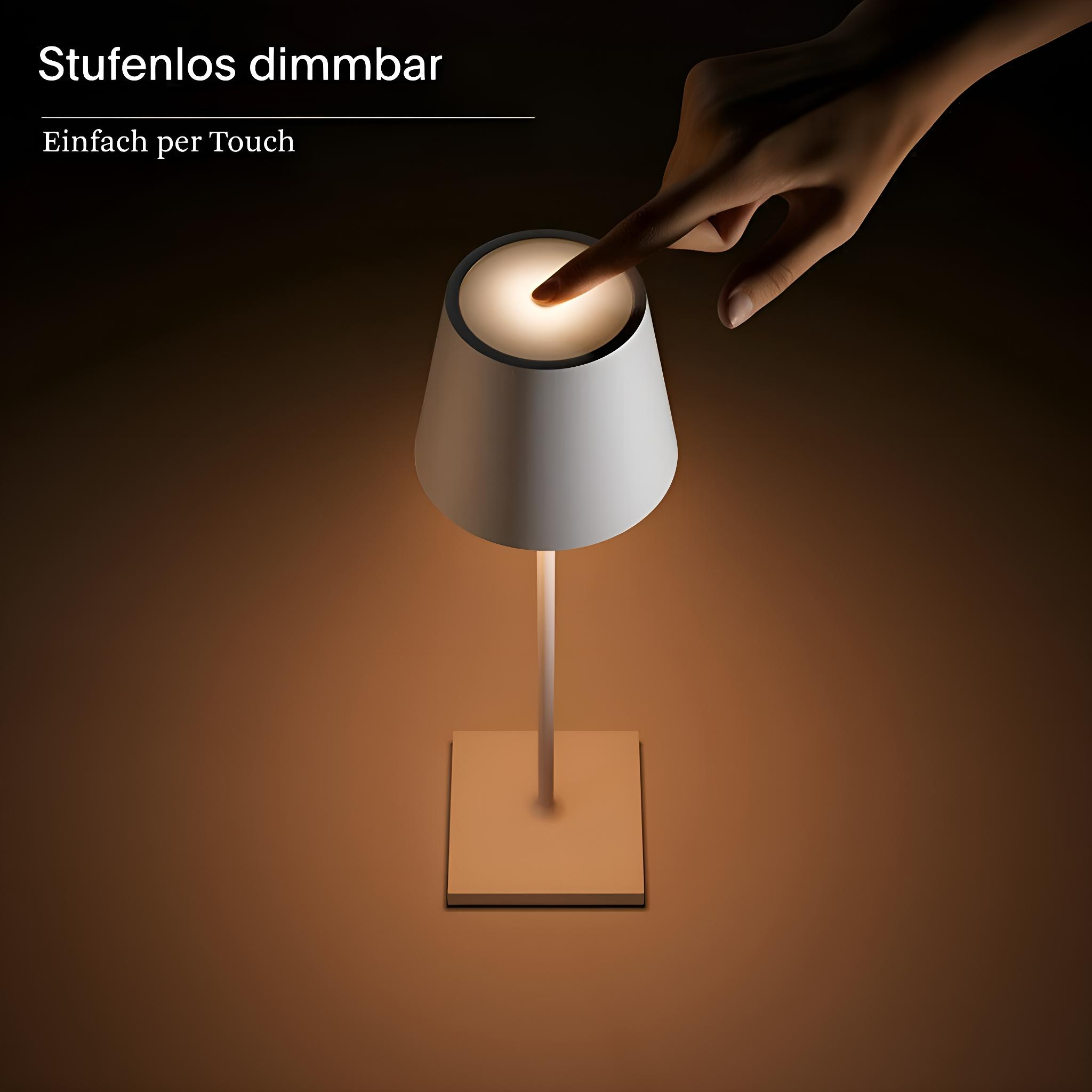 Eine Hand berührt die Oberseite einer Lampe, die berührungsempfindlich ist. Die Lampe leuchtet.
