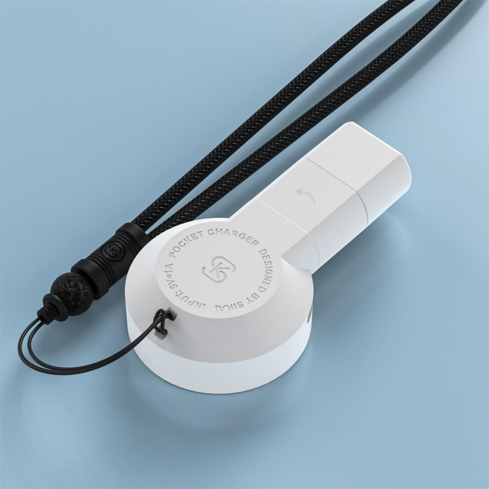 Weißes Taschenladegerät mit schwarzem Lanyard. Text darauf: 'POCKET CHARGER DESIGNED BY SIKAI'.