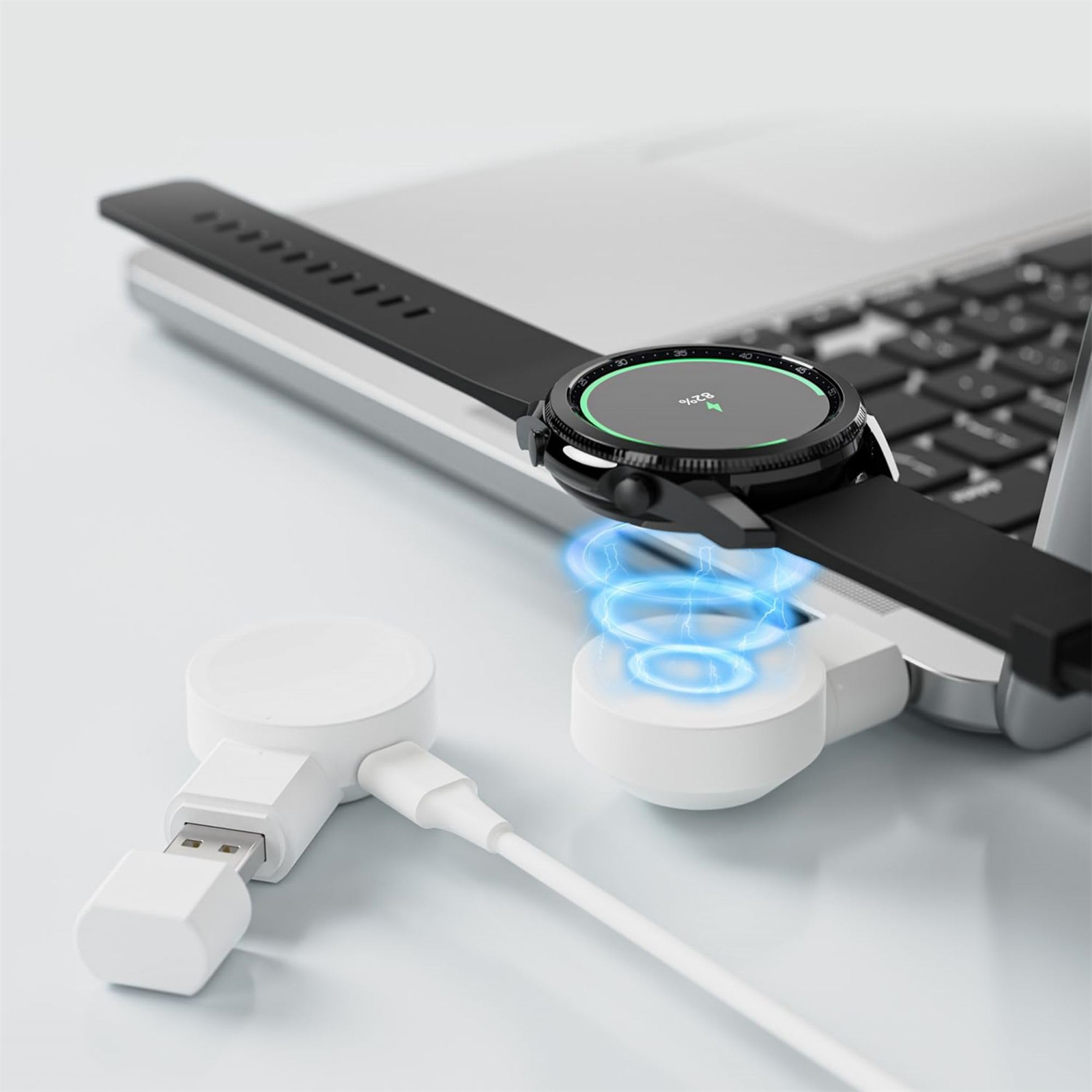 Eine Smartwatch, die über ein weißes Ladegerät mit USB-Kabel und blauen Energiewellen an einem Laptop geladen wird.