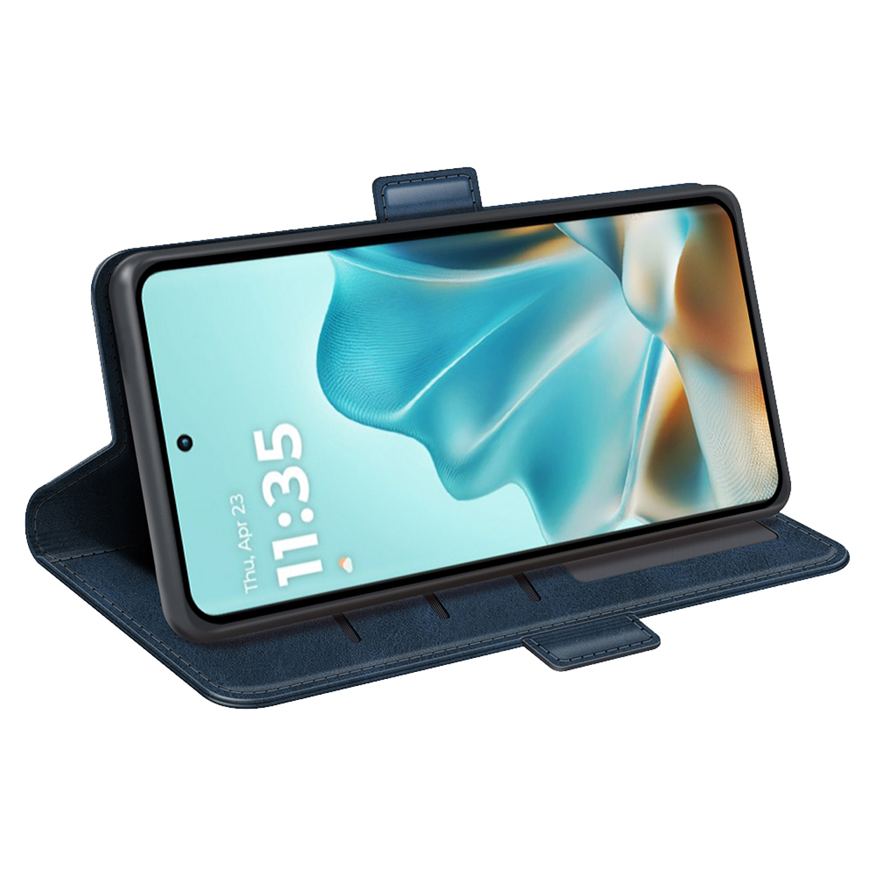 Een blauwe telefoonhoes met een telefoon erin. Het scherm toont de tijd. De hoes is open op een witte achtergrond.