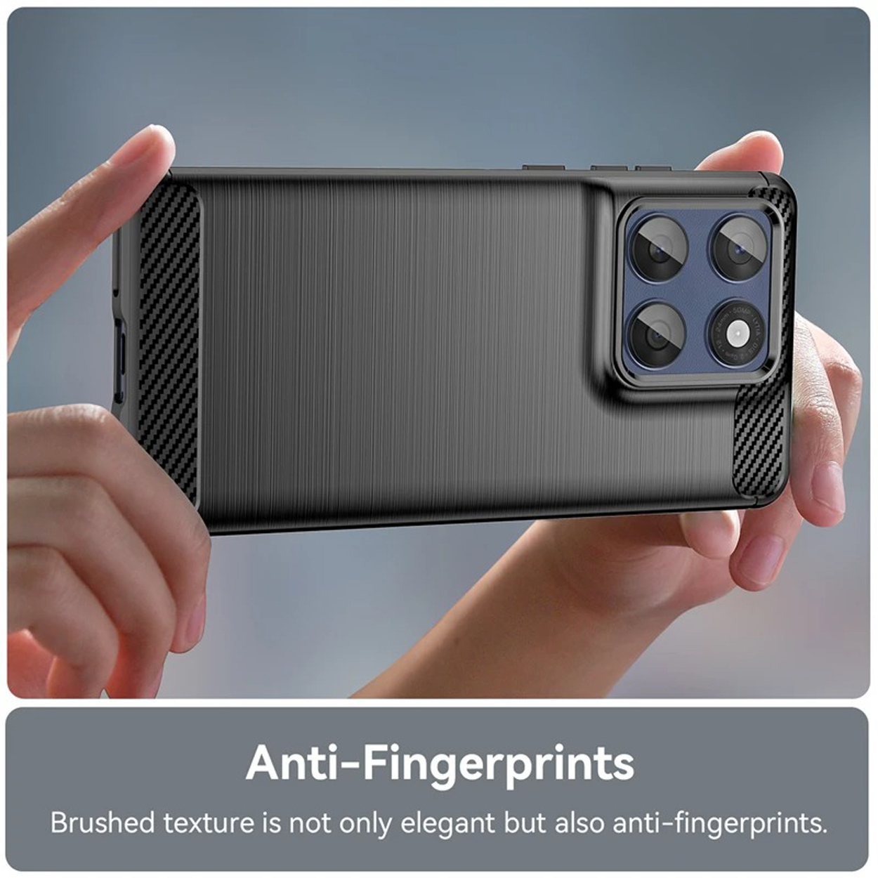Mains tenant un téléphone avec un étui noir. L'étui est brossé et anti-traces de doigts.