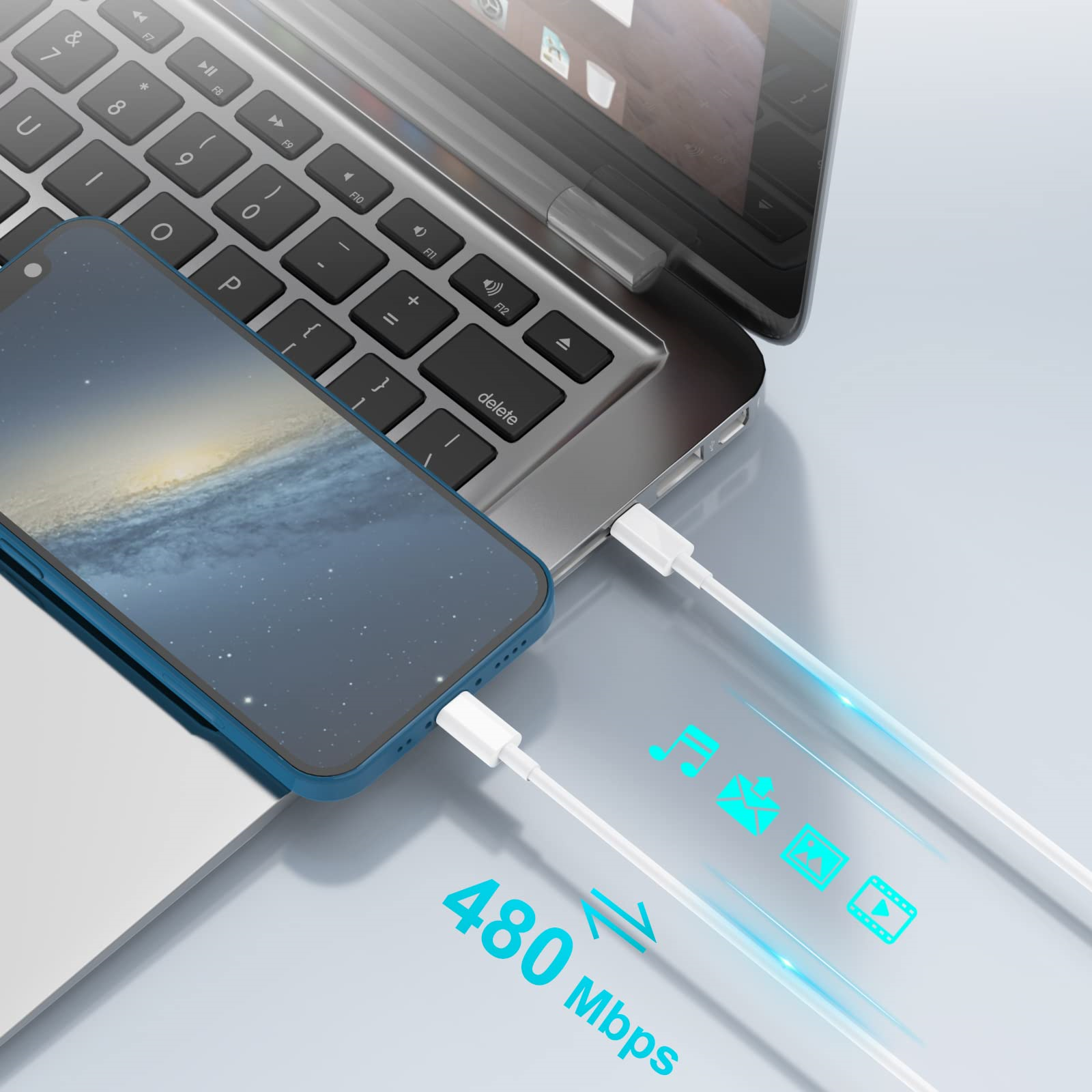 Ein blaues Telefon, das über ein weißes USB-C-Kabel mit einem Laptop verbunden ist, mit Datenübertragungssymbolen.