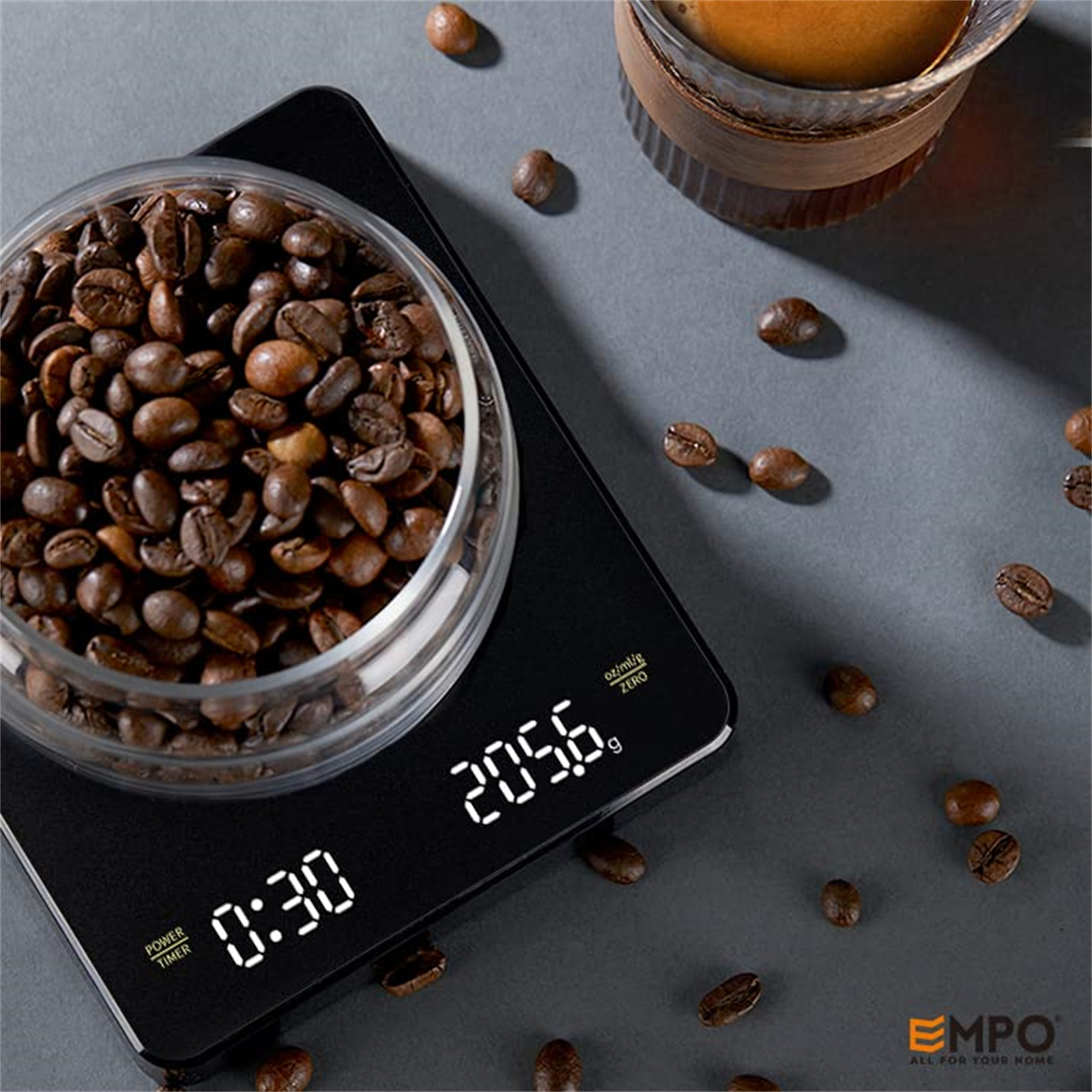 Kaffeebohnen in einer Glasschale auf einer schwarzen Waage, der Timer zeigt 0:30.