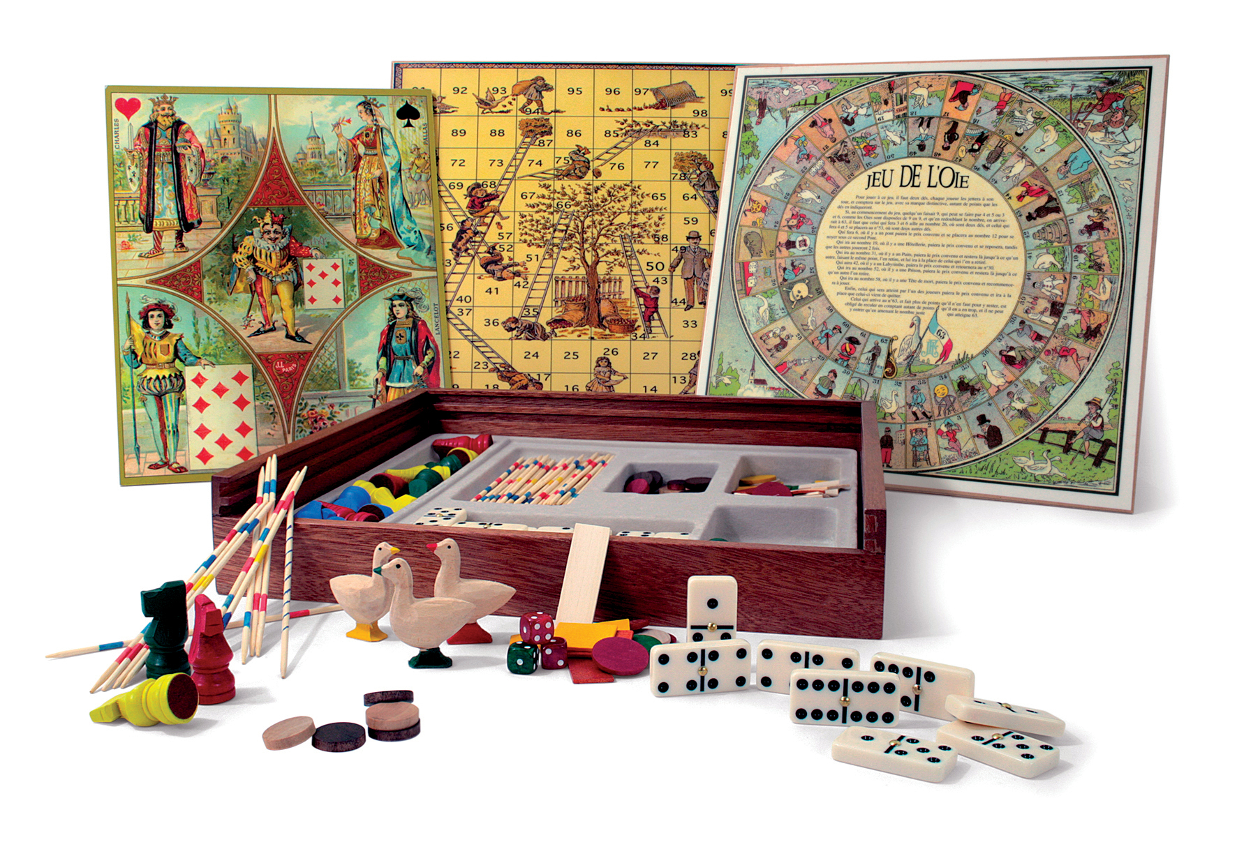 Bordspel met diverse spelstukken, waaronder een doos, kaarten en dobbelstenen.