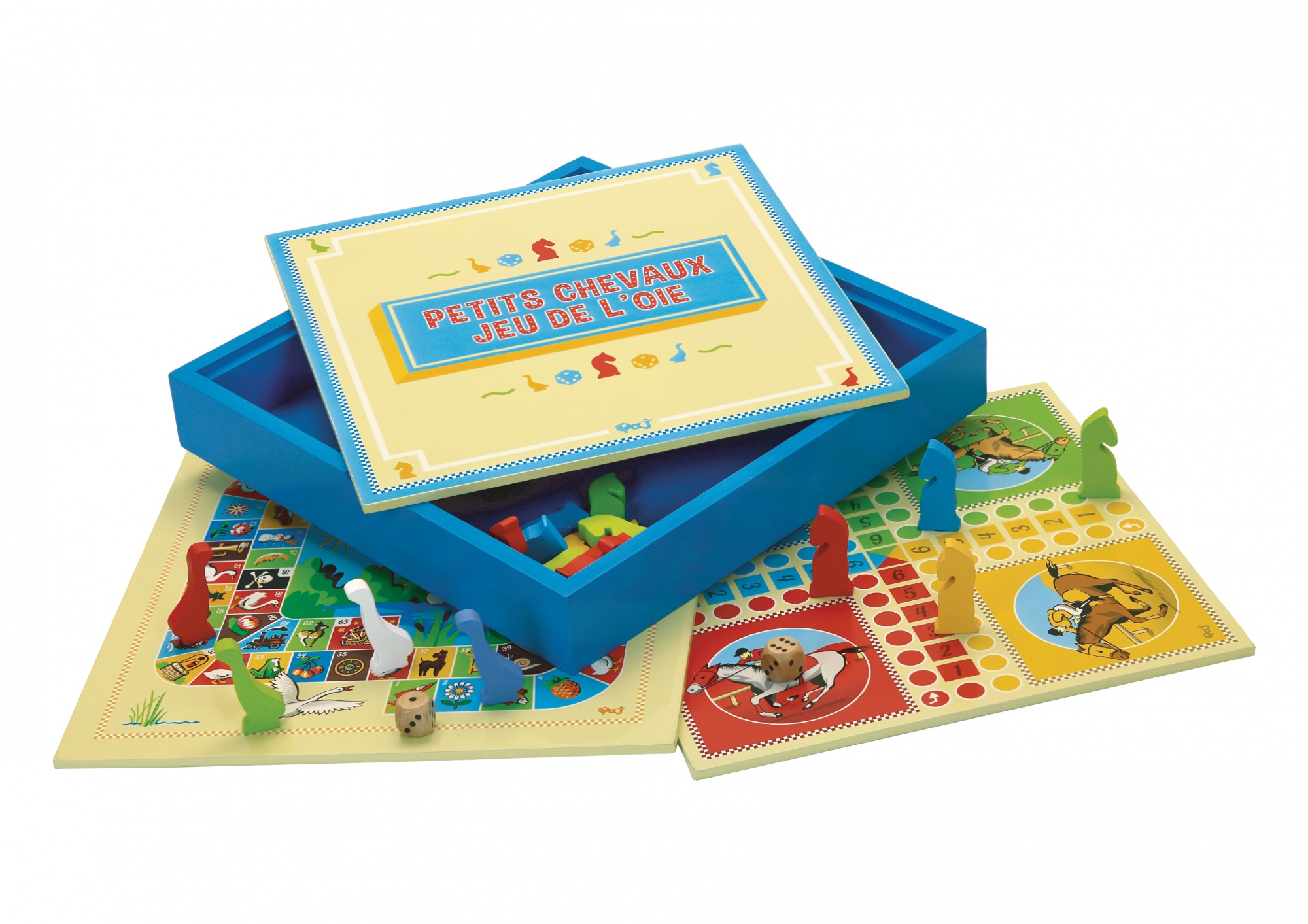 Bordspel, open doos met spelstukken, spelborden uitgestald, witte achtergrond.