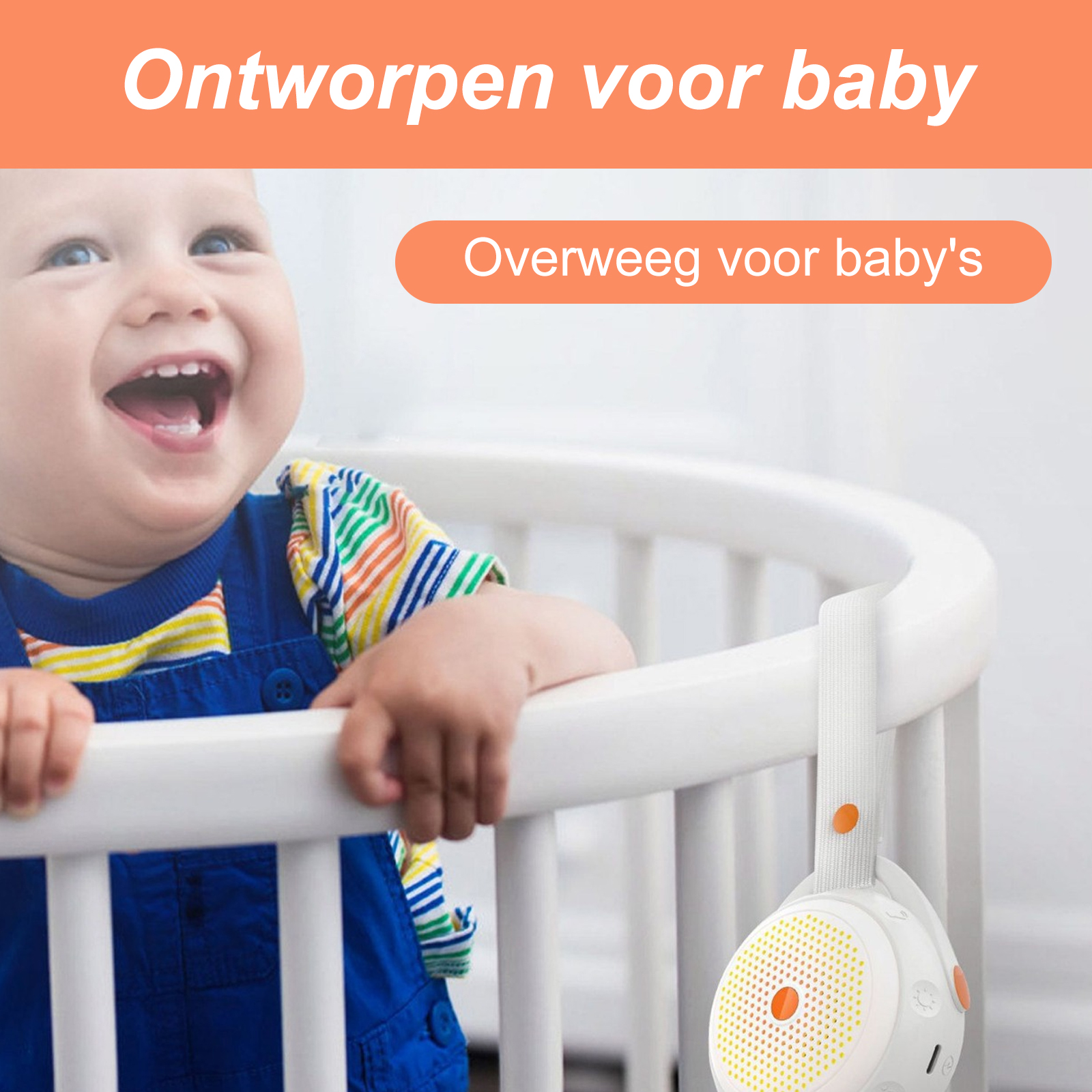 Ein Baby lächelt in die Kamera, mit einer Hand am Kinderbett. Ein weißer und orangefarbener Lautsprecher hängt.