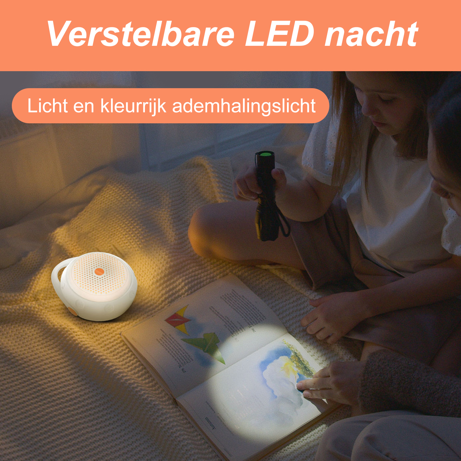 Zwei Personen lesen mit einer Taschenlampe ein Buch, neben ihnen auf dem Bett liegt ein weißer Lautsprecher.