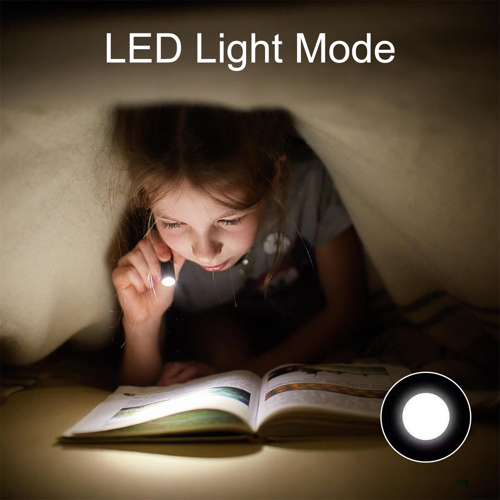 Mädchen unter einer Decke liest ein Buch mit einer beleuchteten Taschenlampe.