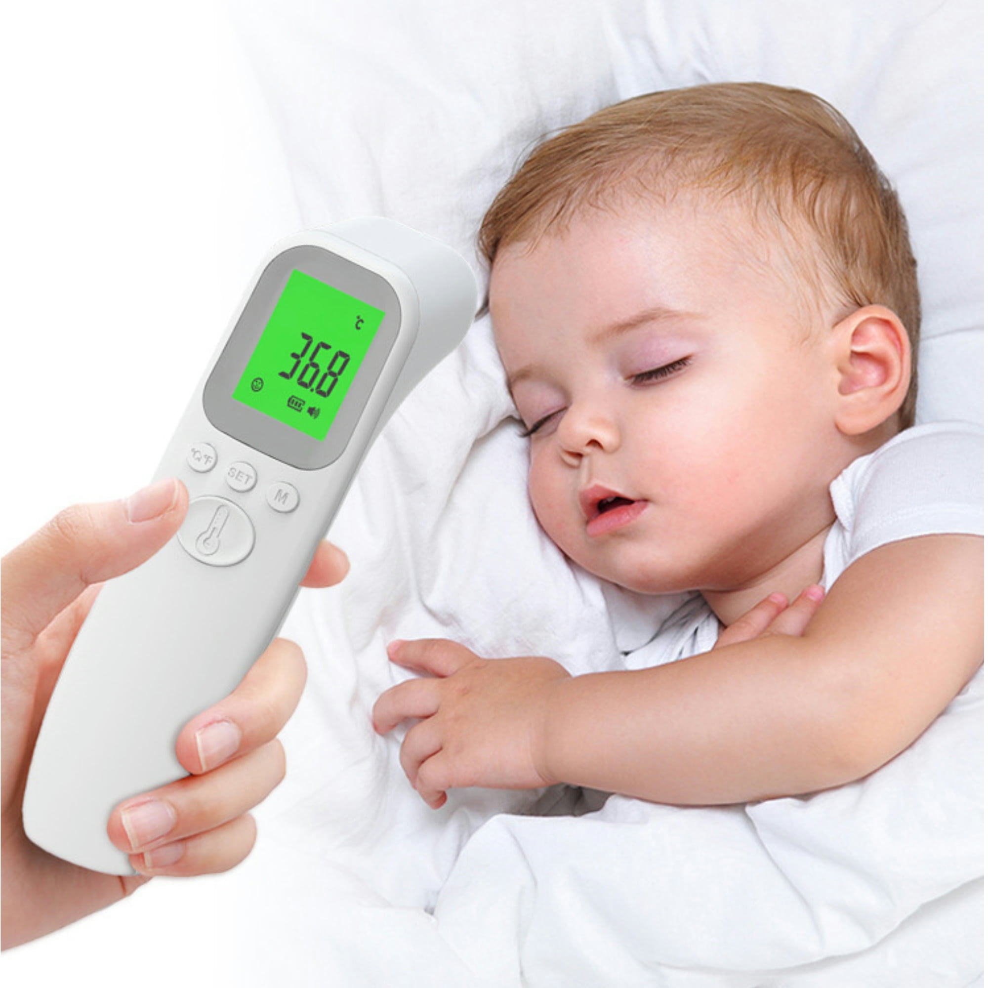 Hand hält digitales Thermometer in der Nähe eines schlafenden Babys. Thermometer zeigt 36,8 Grad Celsius an.