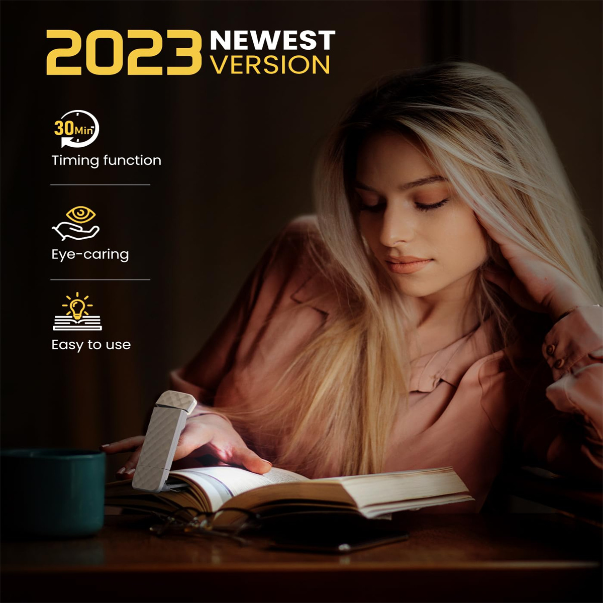 Frau liest ein Buch unter einer Lampe. Die Lampe ist weiß. Text besagt 2023 neueste Version, Timing-Funktion und Augenpflege.