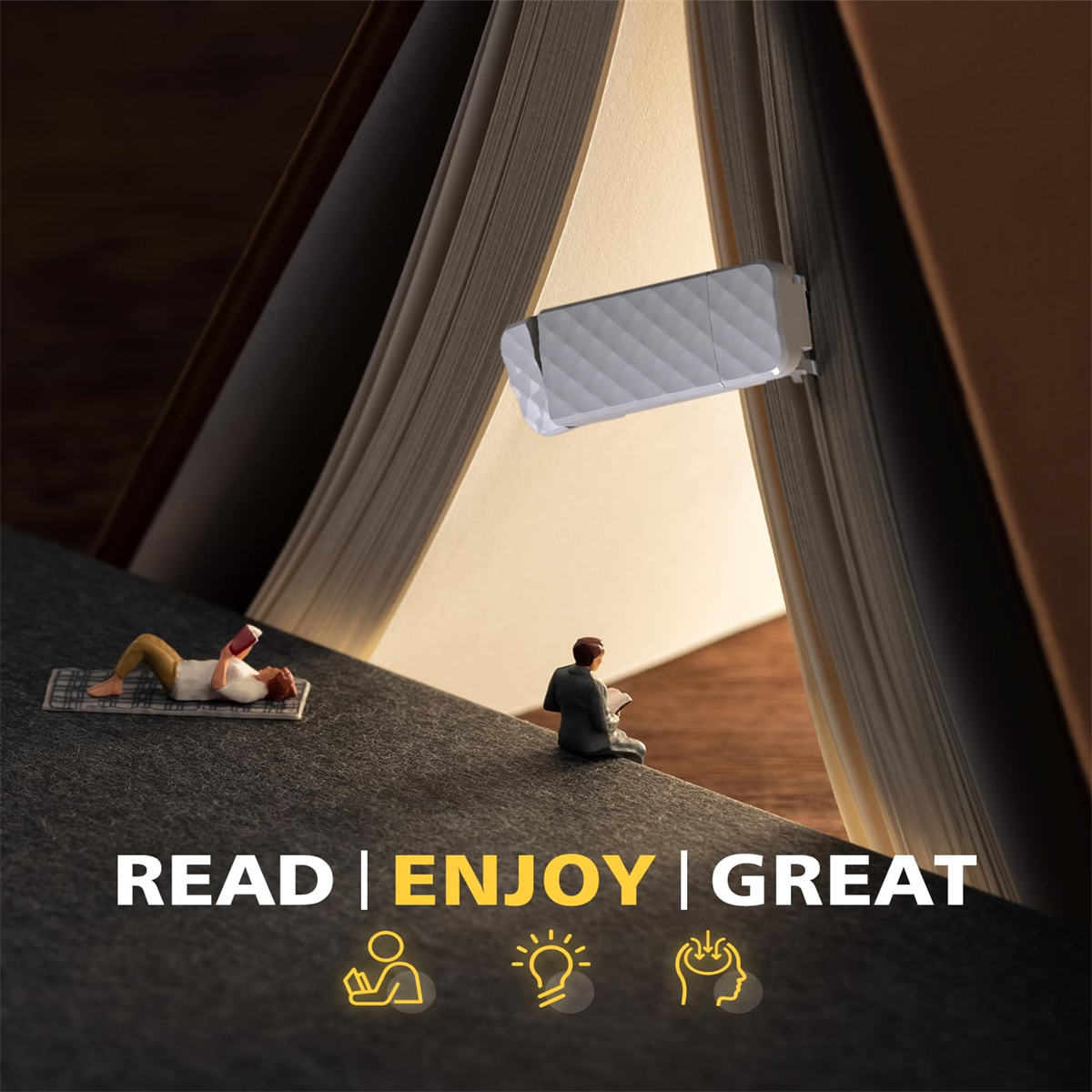 Miniaturfiguren beim Lesen mit einer Lampe auf einem Buch, die die Freude am Lesen darstellen.