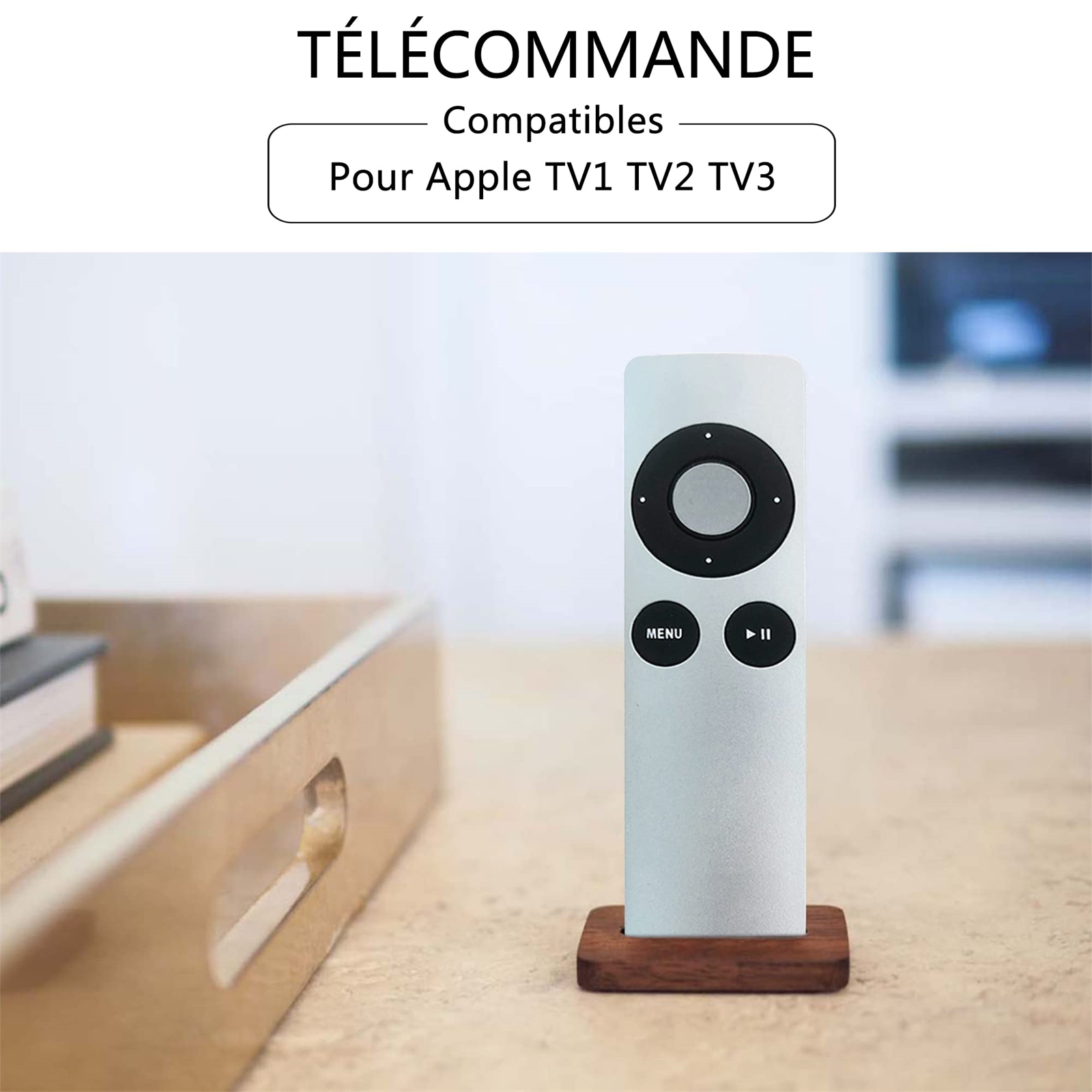 Eine weiße Fernbedienung mit Tasten, die auf einem Holzständer steht, mit dem Text Télécommande darüber.