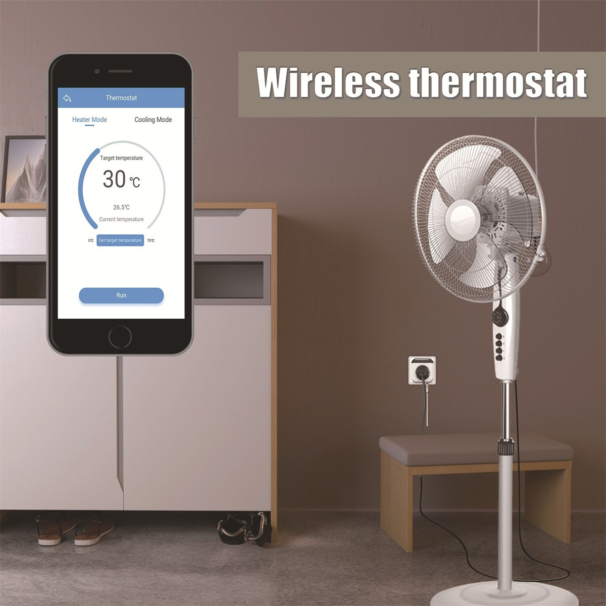Smartphone mit Thermostat-App. Weißer Ventilator rechts. Weiße Bank, braune Wand.