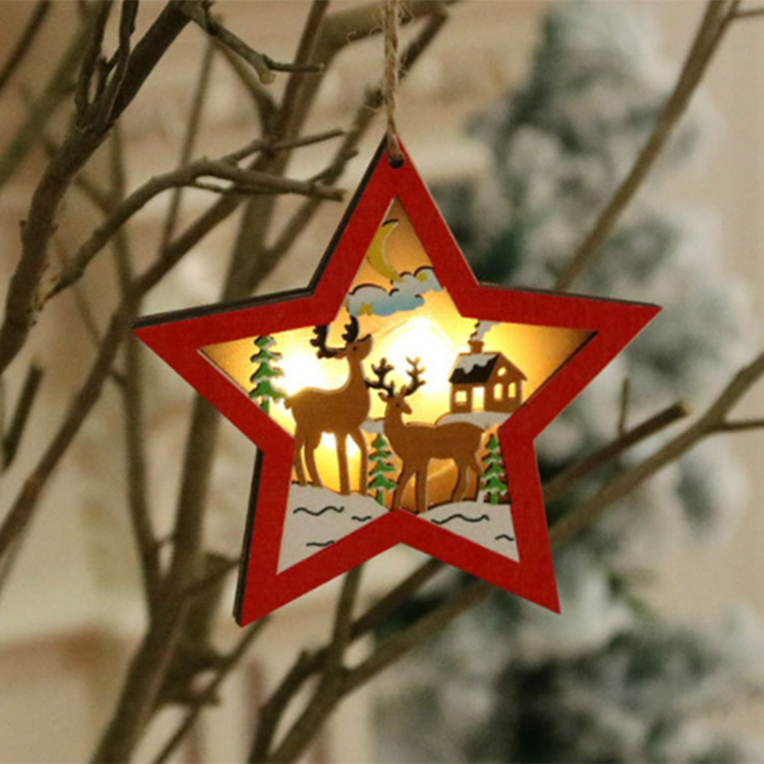 Ein Weihnachtsschmuck in Sternform. Es hat einen roten Rahmen mit Rentieren und einem Haus im Inneren.