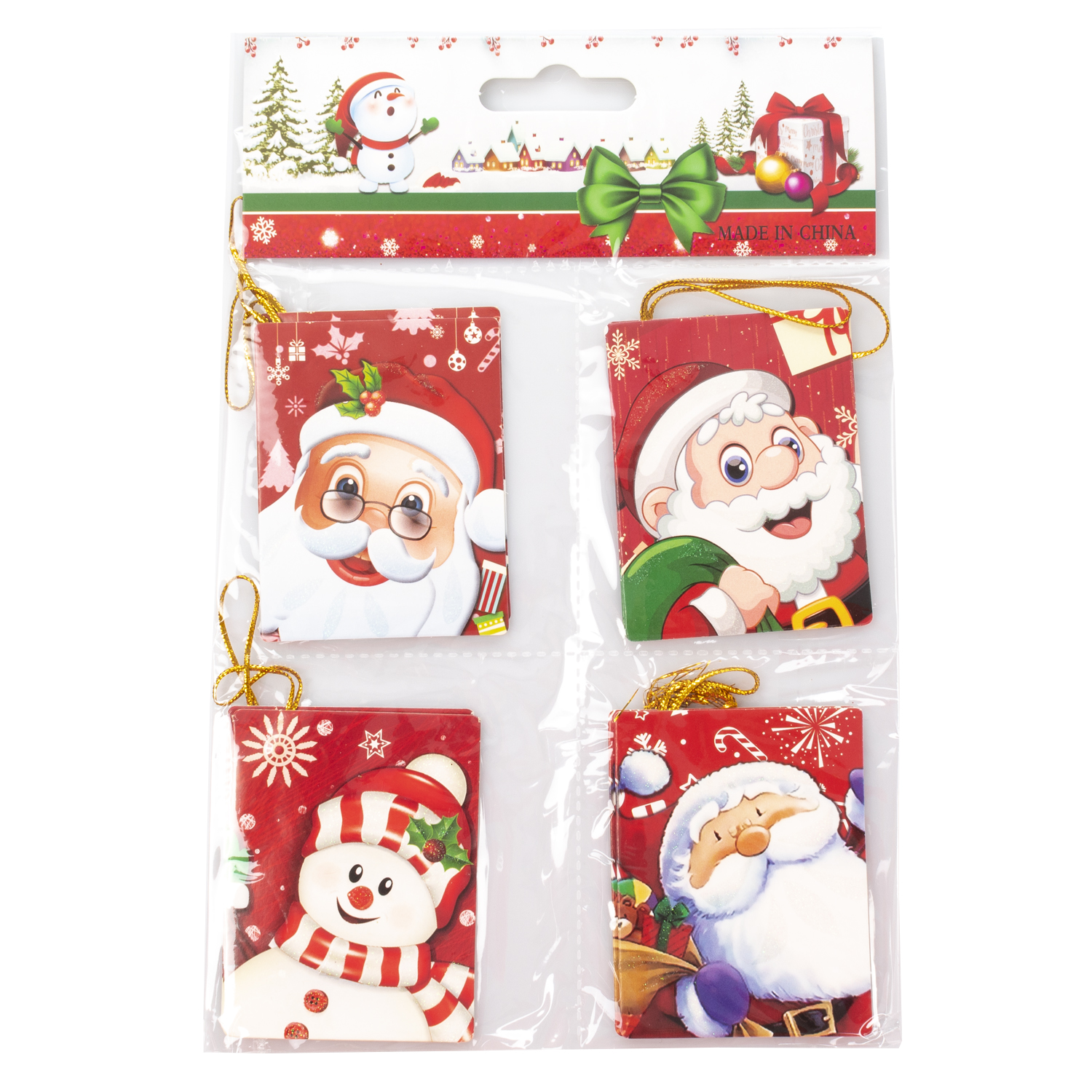 Quattro etichette natalizie con immagini di Babbo Natale e pupazzo di neve. Sfondo rosso con decorazioni natalizie.
