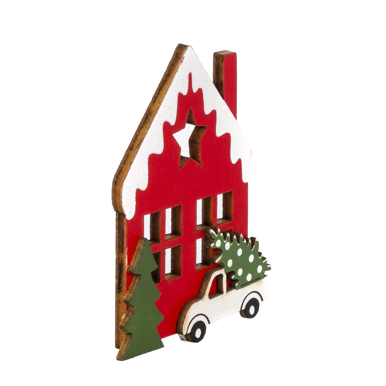 Una casa navideña roja con un coche blanco que transporta un árbol. Nieve en el tejado y un árbol verde.