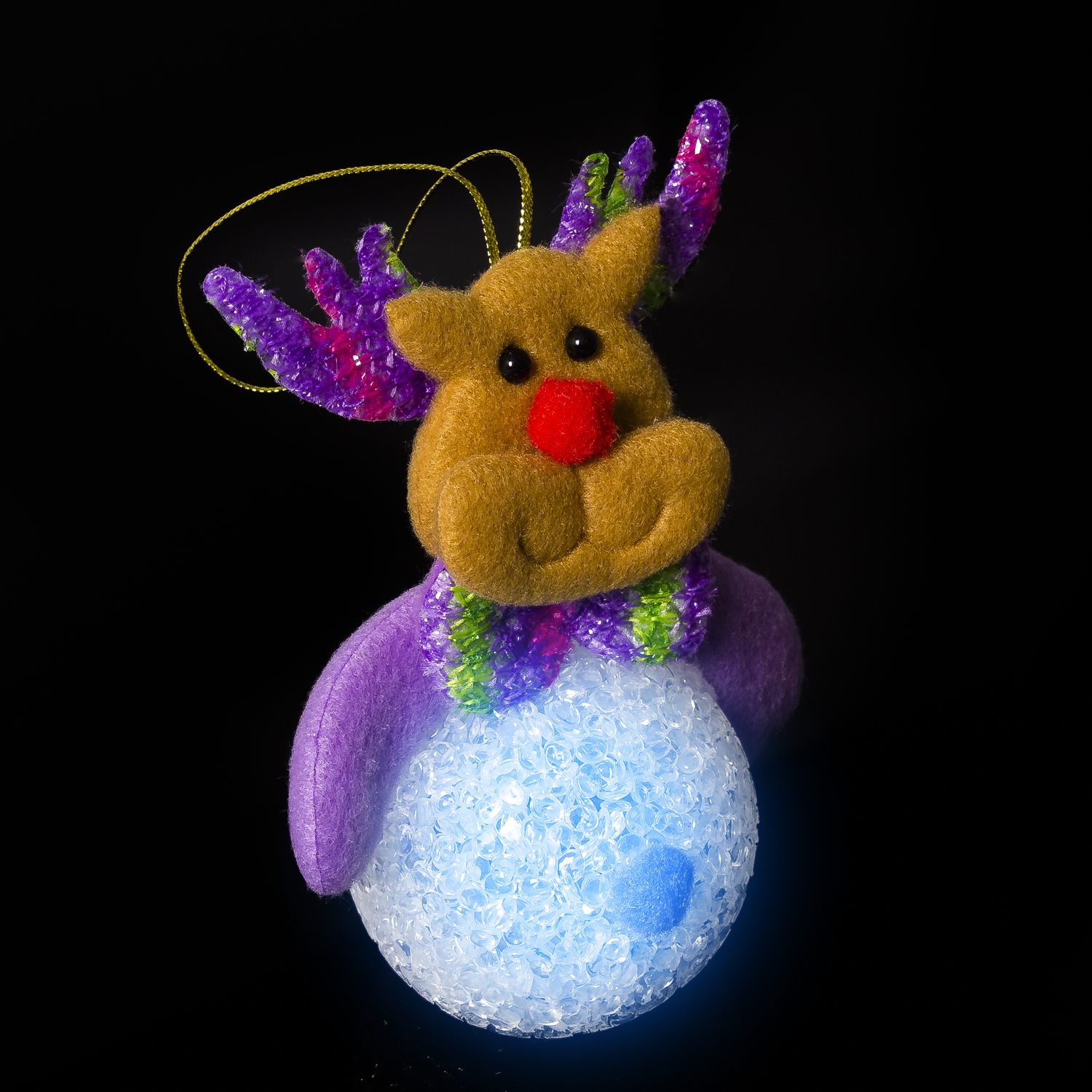 Adorno navideño: un reno con cuernos morados, una nariz roja y una esfera de luz azul.