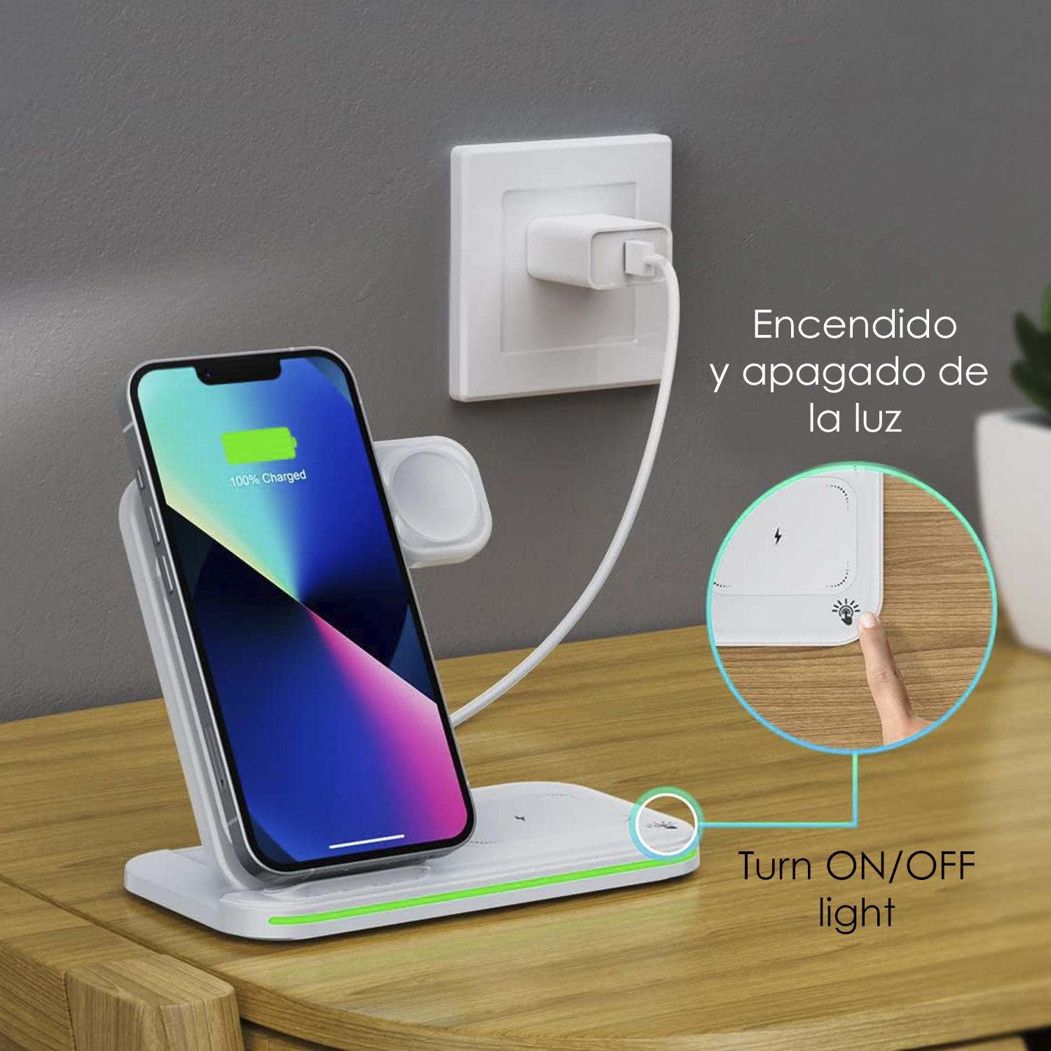 Un telefono si carica su un caricabatterie wireless bianco. È mostrata anche una presa a muro.